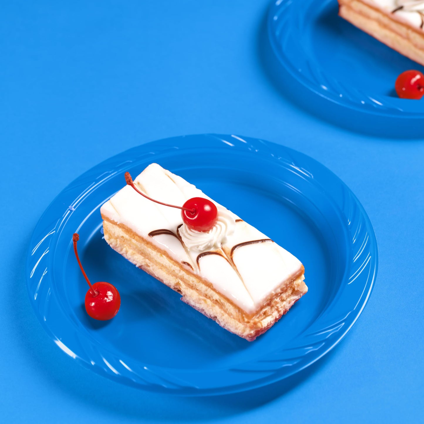 Munfix 6 Inch Blue Plastic Plates 100 Bulk Pack - Disposable Cake Plates for Dessert & Appetizers, BBQ, Party, Travel and Events, Microwavable Recyclable