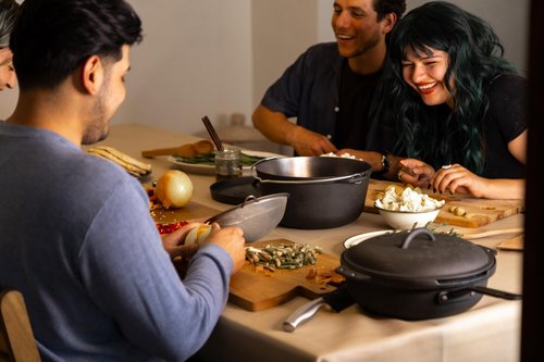 GSI Outdoors Guidecast 5qt Dutch Oven | Cast Iron Dutch Oven for Camping, Cabin and Home Kitchen