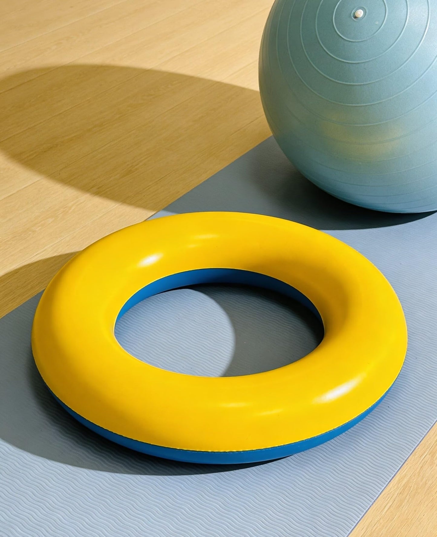 DJDXIZJEK Yoga Ball stabilizer Base - Anti Slip stabilizing Ring, Anti roll Bracket, Suitable for Homes, Offices, and Gyms. Helps with the Storage and Organization of Yoga Balls (Yellow Blue)