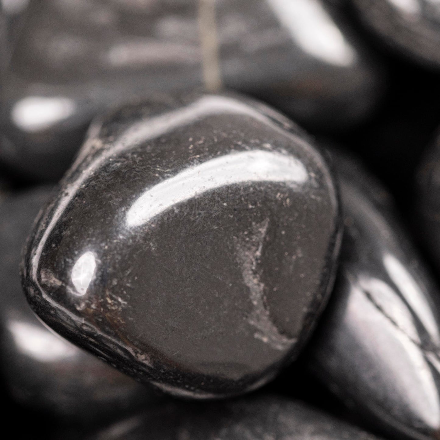 MSI Decorative Black Super Polished 0.25 in. to 0.75 in. Quartzite Pebbles 40 lb. Bag