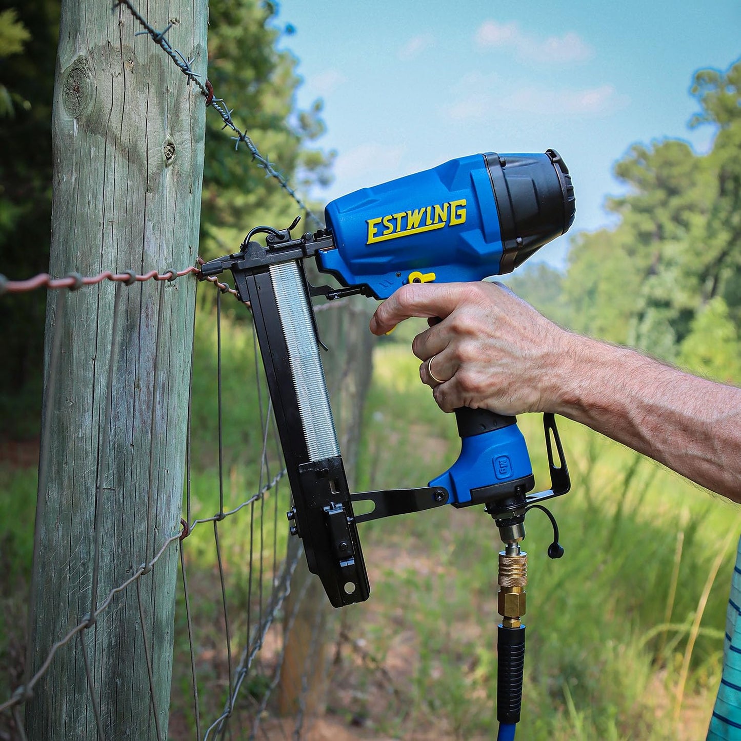 Estwing EFS16 Pneumatic 16-Gauge 1" Fencing Stapler with Adjustable Metal Belt Hook, 1/4" NPT Industrial Swivel Fitting, and Bag