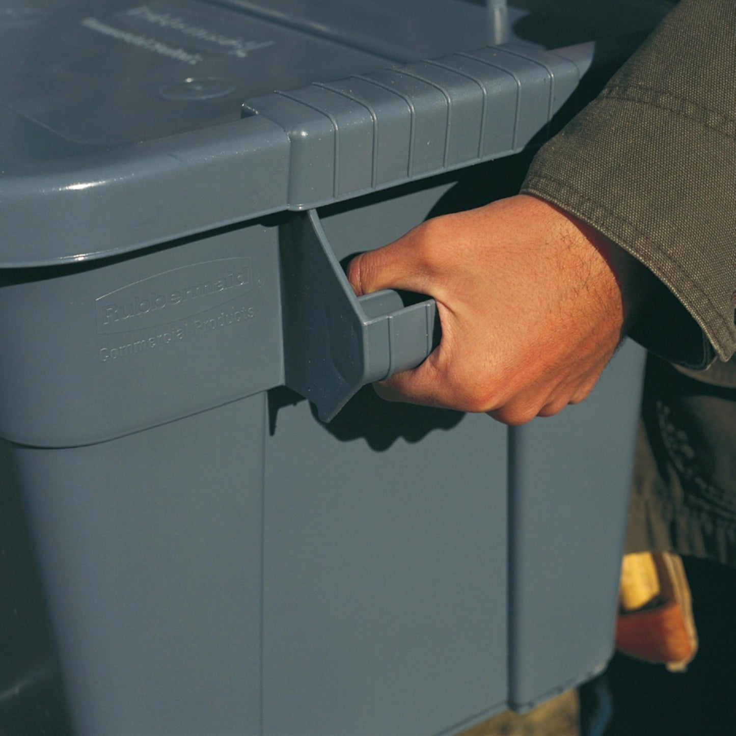 Rubbermaid Commercial Products BRUTE Tote Storage Bin with Lid, 20-Gallon, Gray, Rugged/Reusable Boxes for Garage/Moving/Camping/Basement Storage/Kitchen/Warehouse/Outdoor, Pack of 1