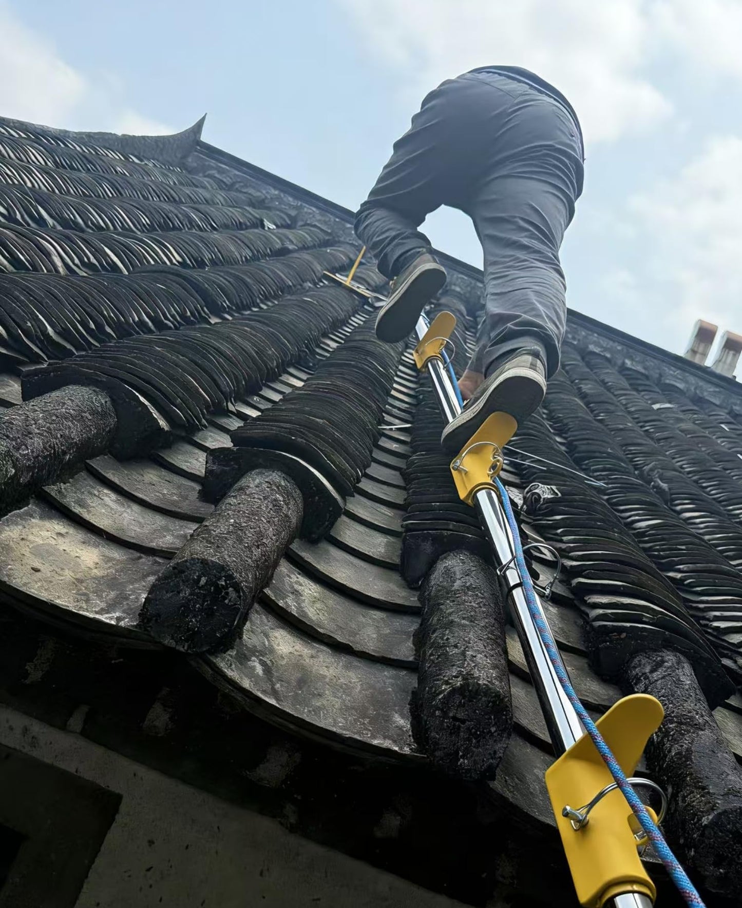 VELCKING 18 Foot 500LB All-Metal Steep Assist Roof Ladder 10M Safety Rope Pitch Hopper Roofing Wedge for Roof Climbing (One Pack)