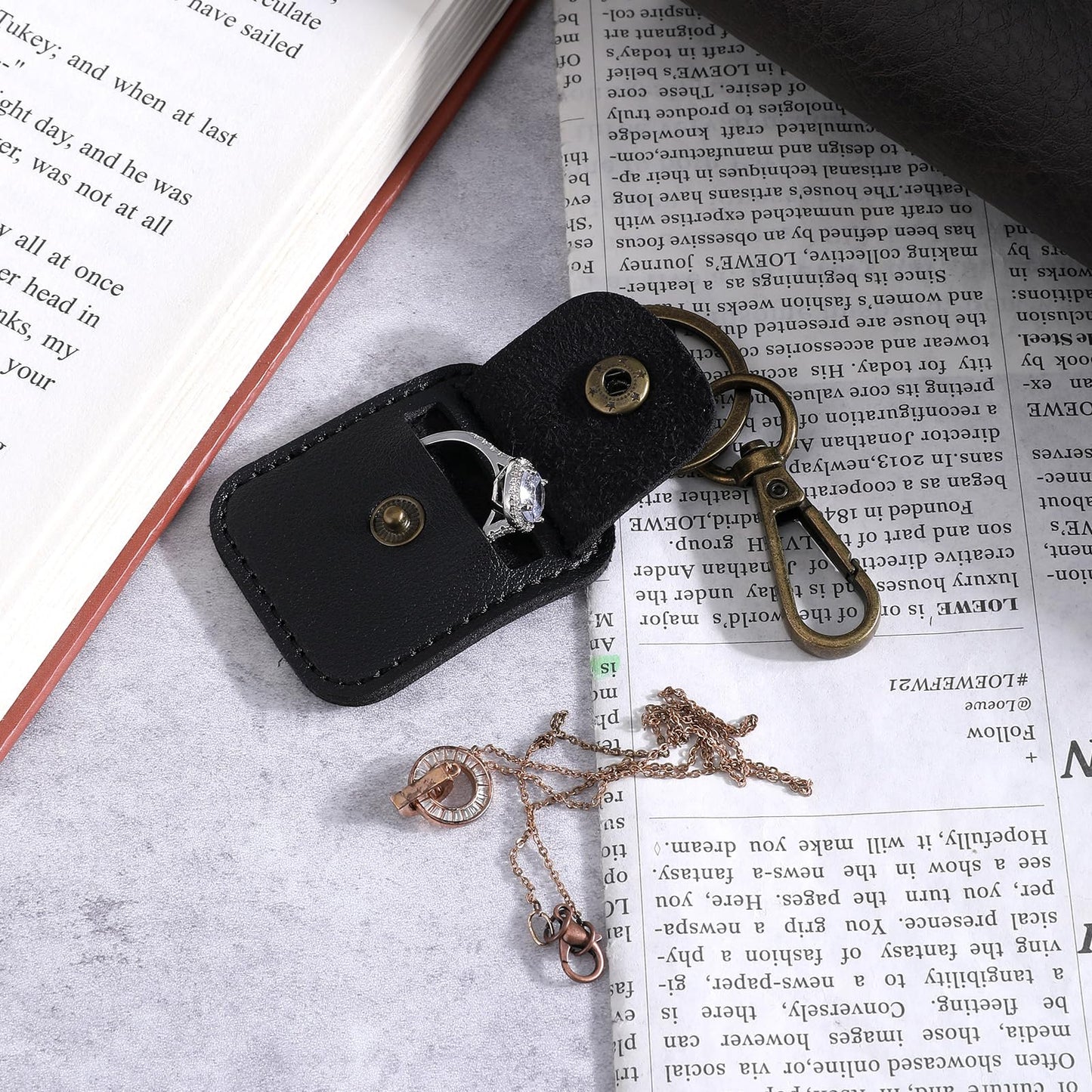 InnoHHustle Leather Ring Holder Keychain, Portable Gym Ring Holder Jewelry Keychain Travel Pouch for Wedding Necklace(Black)