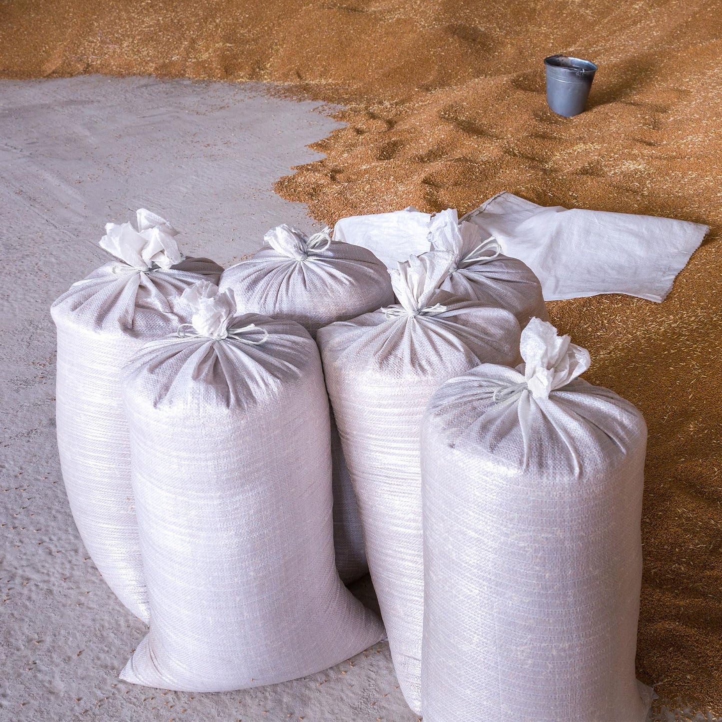 Windyun 200 Pcs White Empty Sandbags with Ties 18 x 30 Inch White Woven Polypropylene Sand Bags Bulk, Heavy Duty Sand Bags Flood Water Barrier for Hurricane Flooding, Construction
