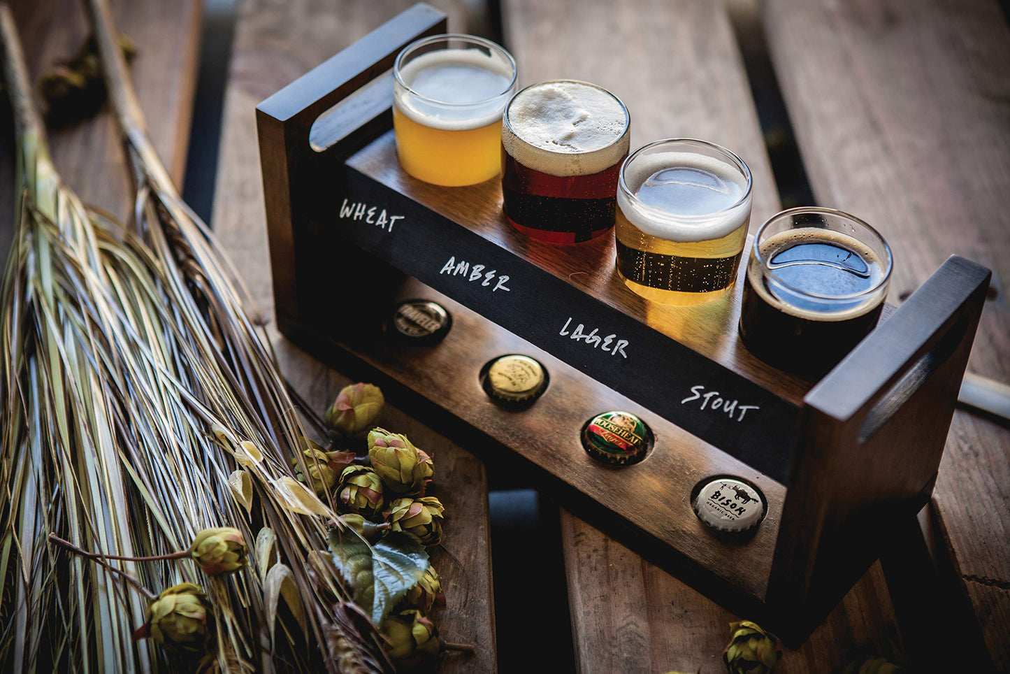 PICNIC TIME Craft Beer Flight Beverage Sampler, Beer Glasses Set, Gifts for Men, Bar Glasses Drinking Set with Carry Handles, Hollowed Areas, and Chalkboard Panel for Home and Bar, (Acacia Wood)