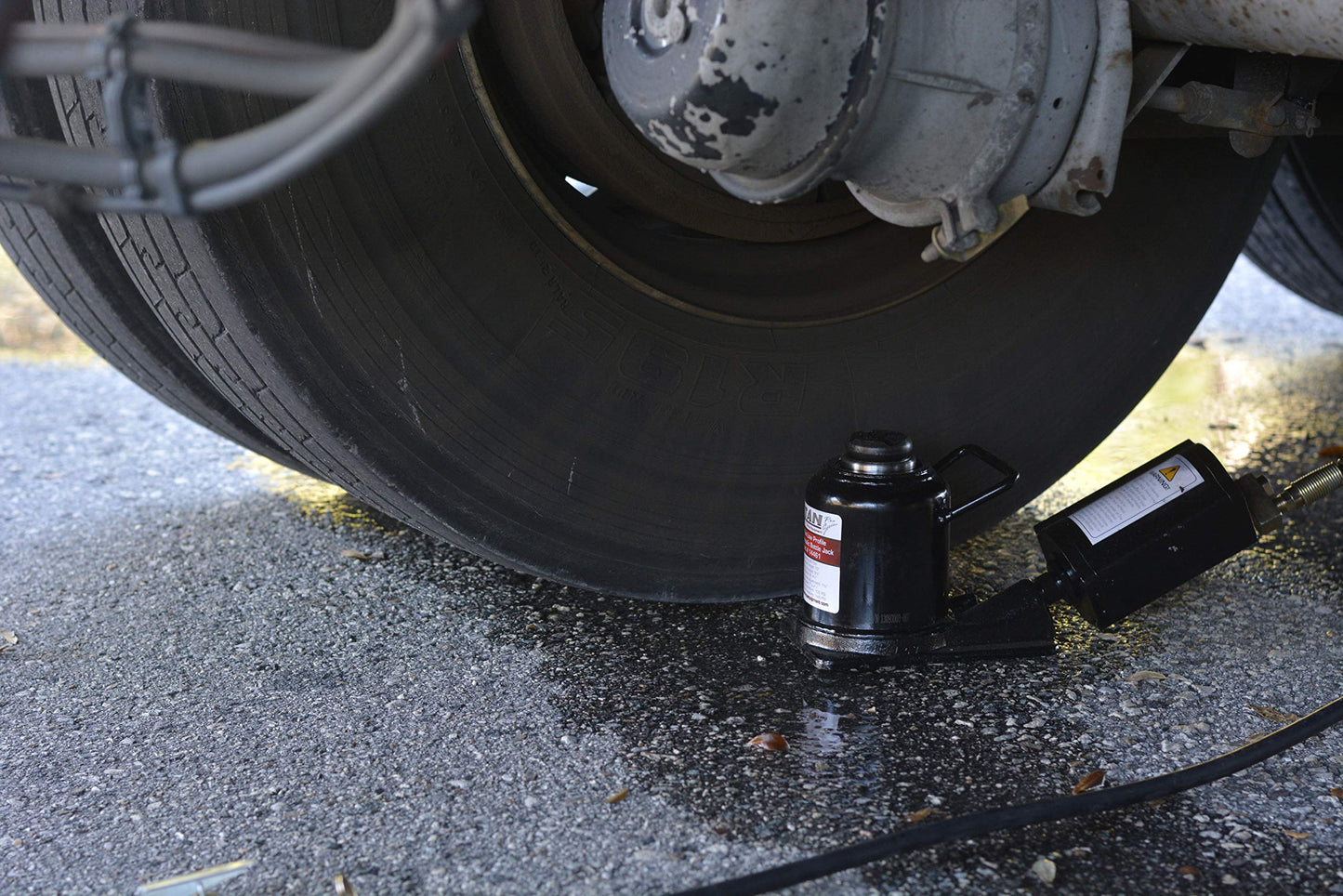 AME INTL 20-Ton Air/Hydraulic Bottle Jack, Low Profile, black (14461)