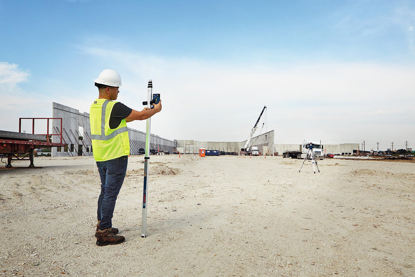 BOSCH LR40 2000 ft Red-Beam Rotary Laser Receiver, Includes Mounting Bracket & 2 AA Batteries