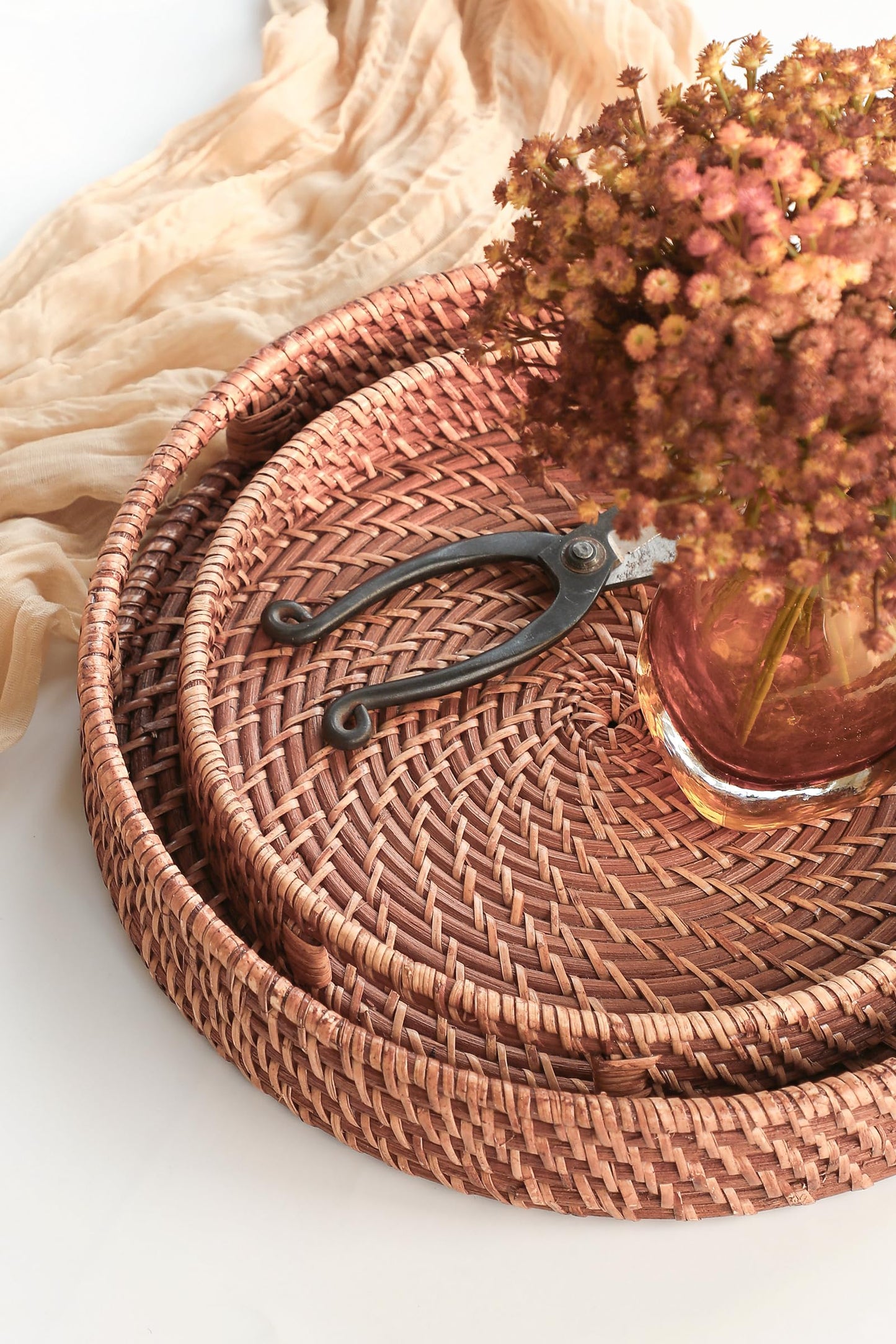 HITOMEN 14.2" Hand-Woven Round Rattan Serving Tray Decorative Ottoman Wicker Platter with Handles for Coffee Table, Breakfast, Drinks, Snack, Bread, Fruit, Vegetables (Honey Brown-L)