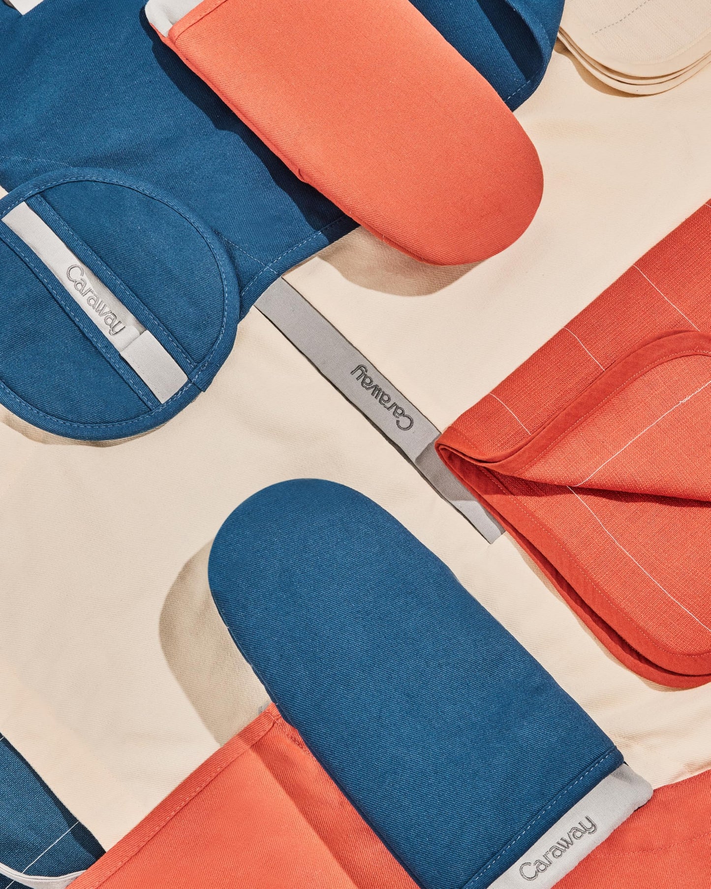 Caraway Apron - 100% Organic Cotton Apron - Features 2 Pockets & Adjustable Neck Strap - Absorbs Liquids & Dissipates Heat With Ease - Machine Washable - One Size - Perracotta