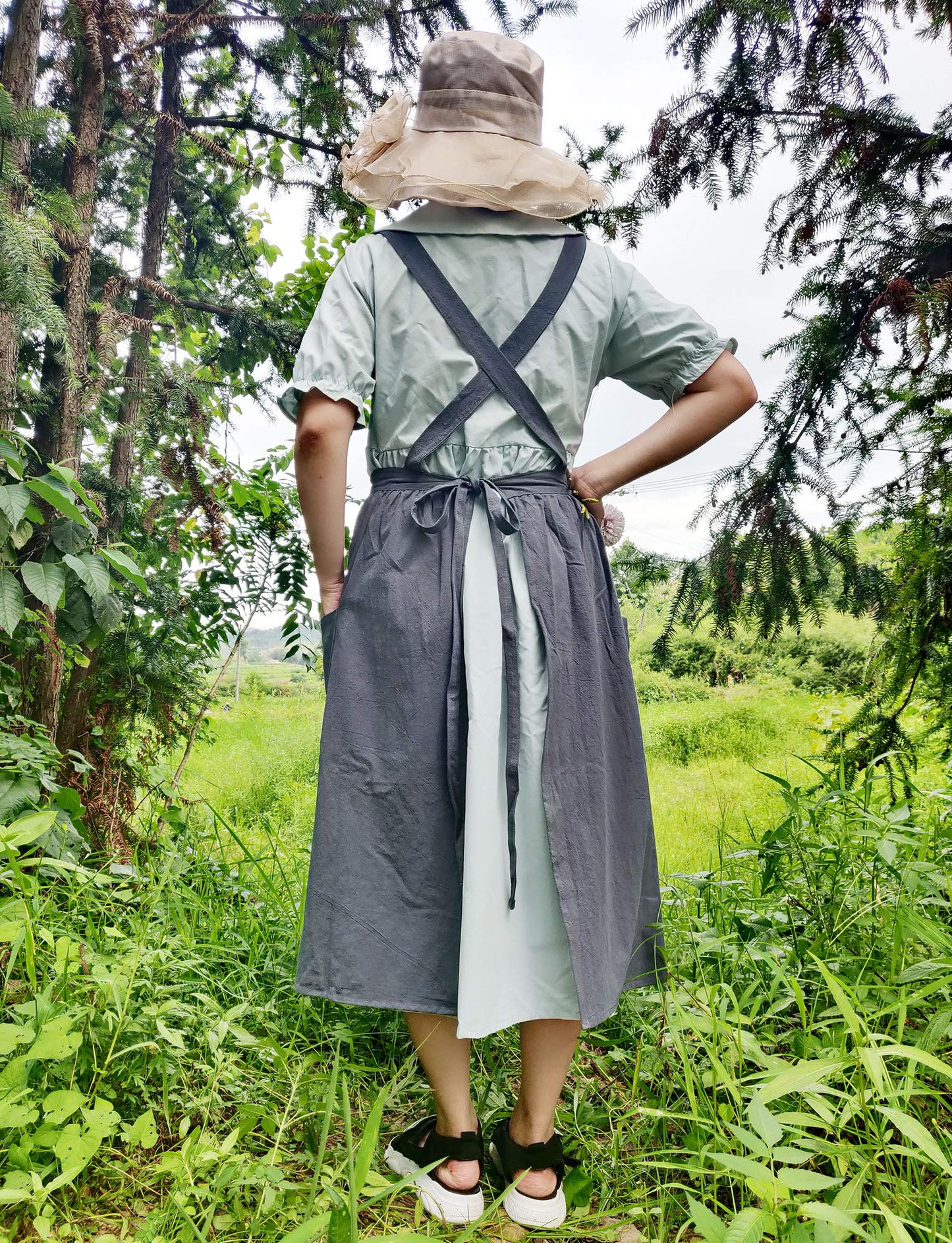 losofar Women Girls Vintage Apron Adjustable Gardening Works Cross Back Cotton/Linen Blend Aprons Pinafore Dress with Two Pockets (greengrey, 39"x 59")