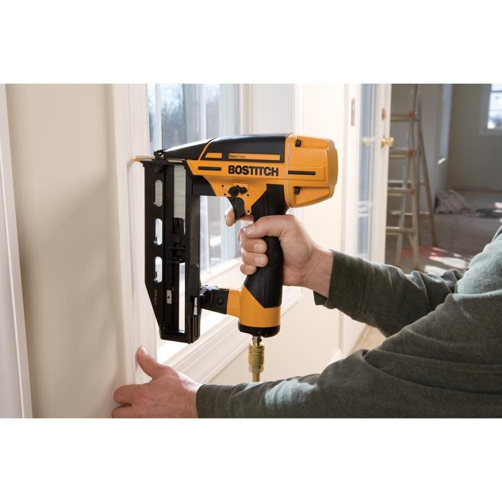 Bostitch 2.5-in X 16-Gauge Clip Head Finishing Pneumatic Nail Gun