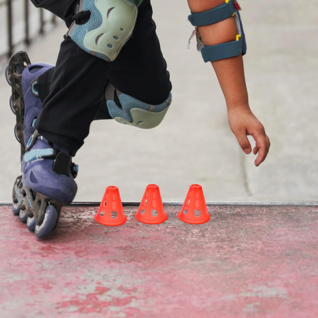 BESPORTBLE 20Pcs Mini Training Cones for Roller Skating Practice Windproof Sports Marker Cones 3.14In Diameter Lightweight Outdoor Training Accessories for Skill Development