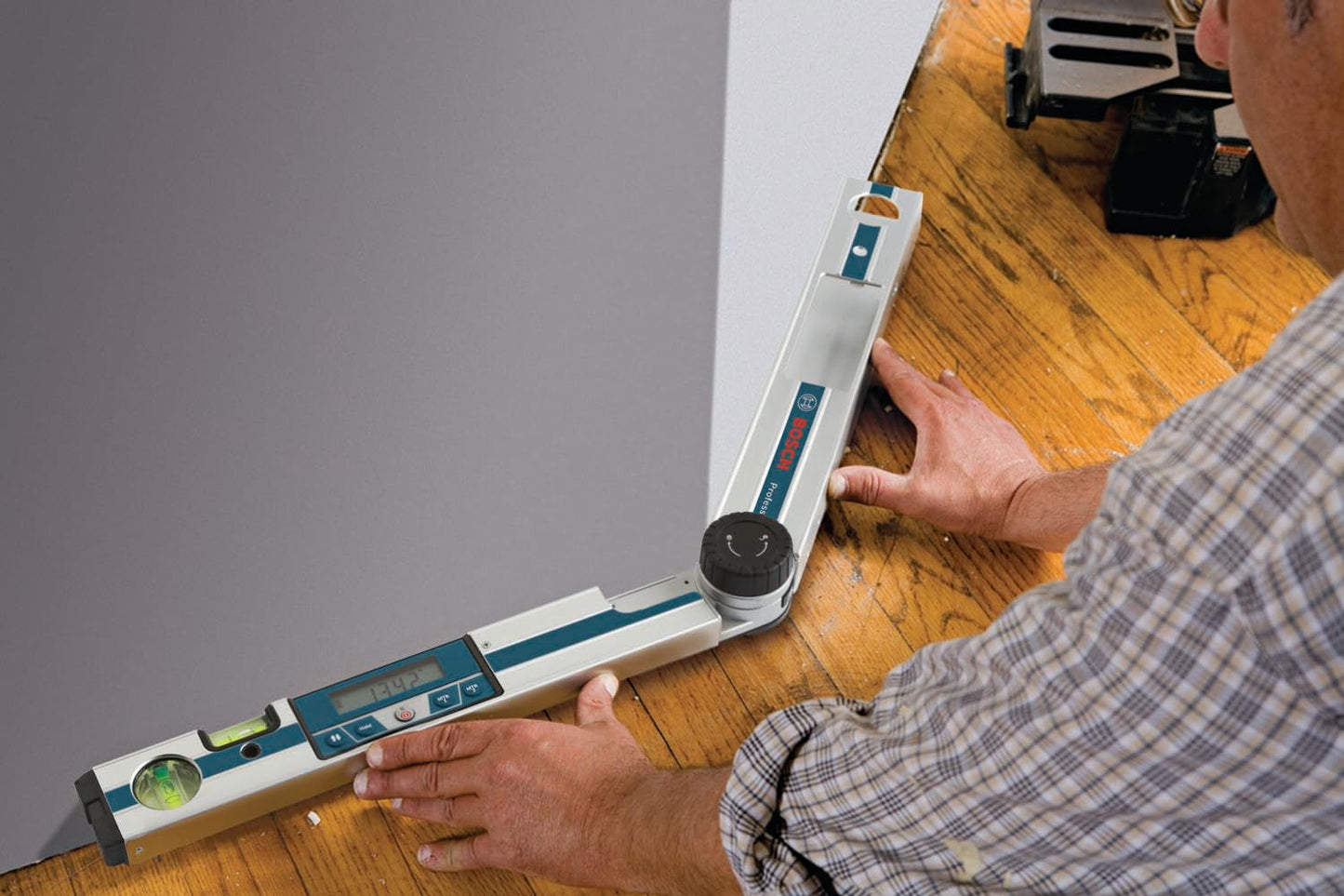 BOSCH GAM 220 MF 4-in-1 Digital Angle Finder, Includes Leg Extension, 4 AA Batteries, & Carrying Case