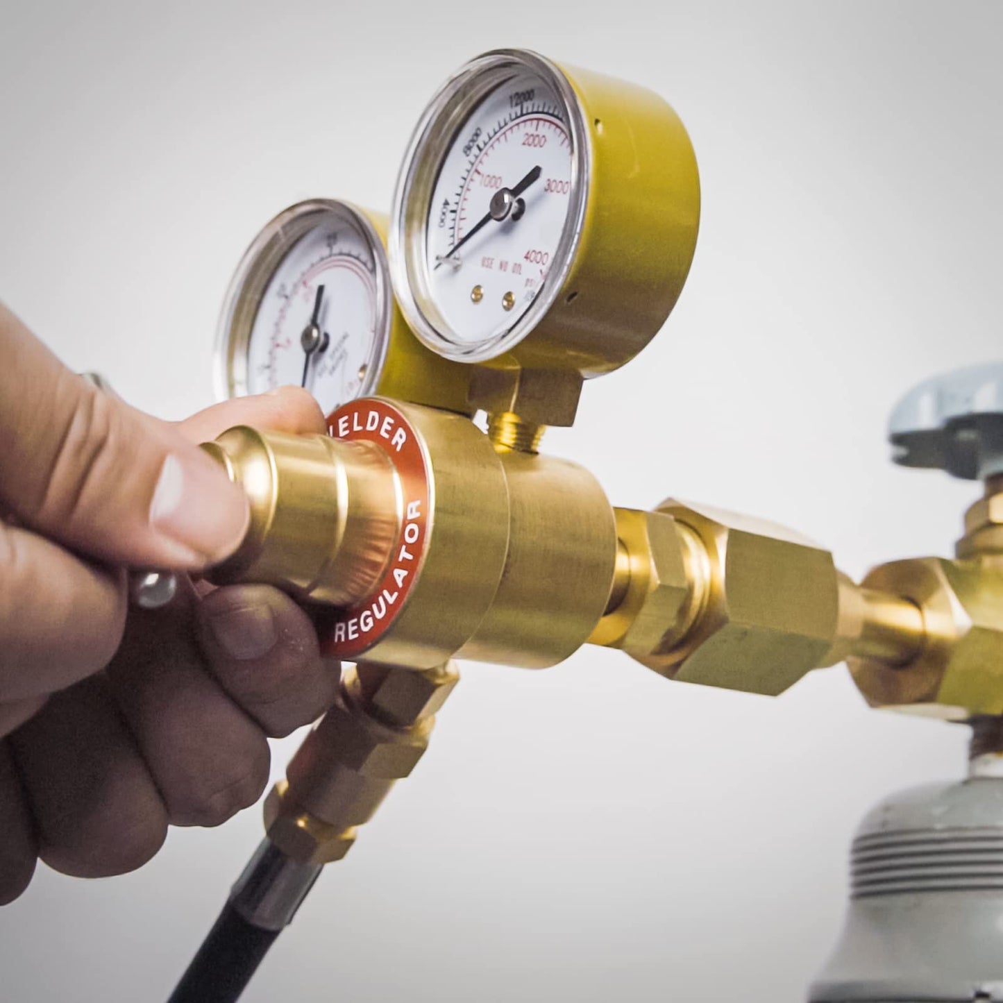 YESWELDER Argon CO2 Regulator with 8.2FT Hose 0-4000 PSI Gauges Gas Welding Regulator for MIG and TIG, CGA580 Inlet Connection