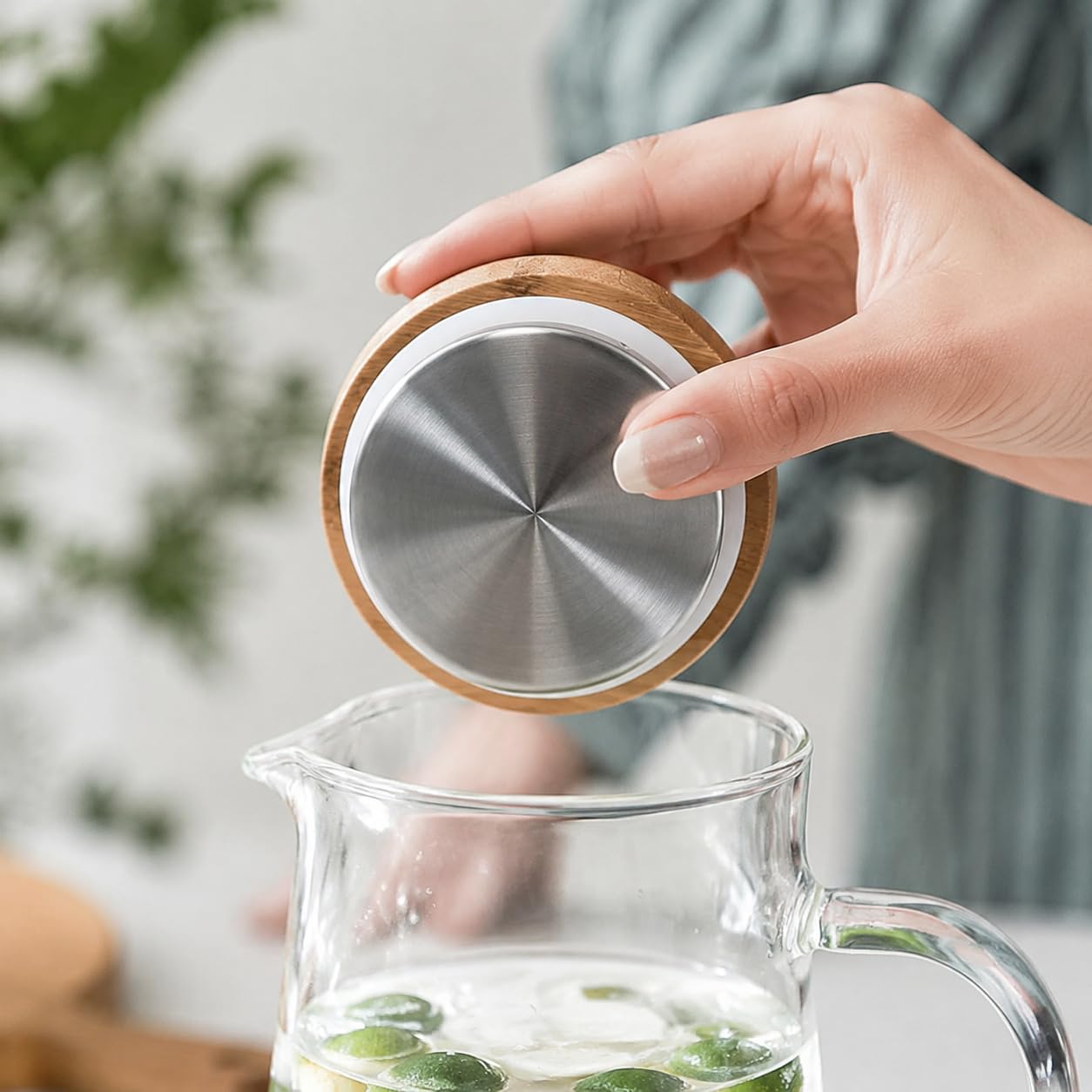 hjn Glass Pitcher with Lid Glass Water Carafe with Handle, Fridge Water Jug Cold or Hot Beverages, Iced Tea, Milk, Juice 1500ml/51oz &