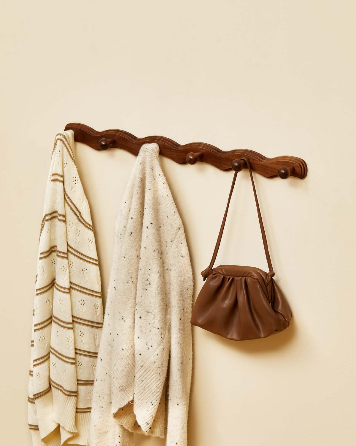 Wood Coat Rack Wall Mount - Walnut Coats Hook Hanger Wall-Mounted, Wave-Shaped Entryway Hanging Racks with 6 Hooks for Jacket Keys Hats Robes Towels Bags, Living Room Mudroom Bathroom Bedroom Hallway