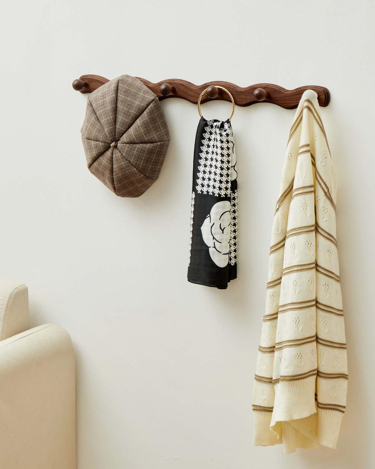 Wood Coat Rack Wall Mount - Walnut Coats Hook Hanger Wall-Mounted, Wave-Shaped Entryway Hanging Racks with 6 Hooks for Jacket Keys Hats Robes Towels Bags, Living Room Mudroom Bathroom Bedroom Hallway
