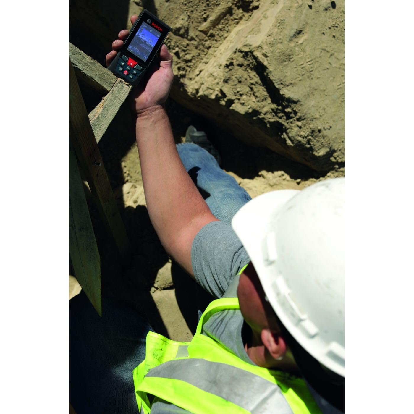 BOSCH GLM400C 400 Ft Blaze Outdoor Connected Laser Measure with Viewfinder, Includes 3 AA Batteries, Hand Strap, & Pouch
