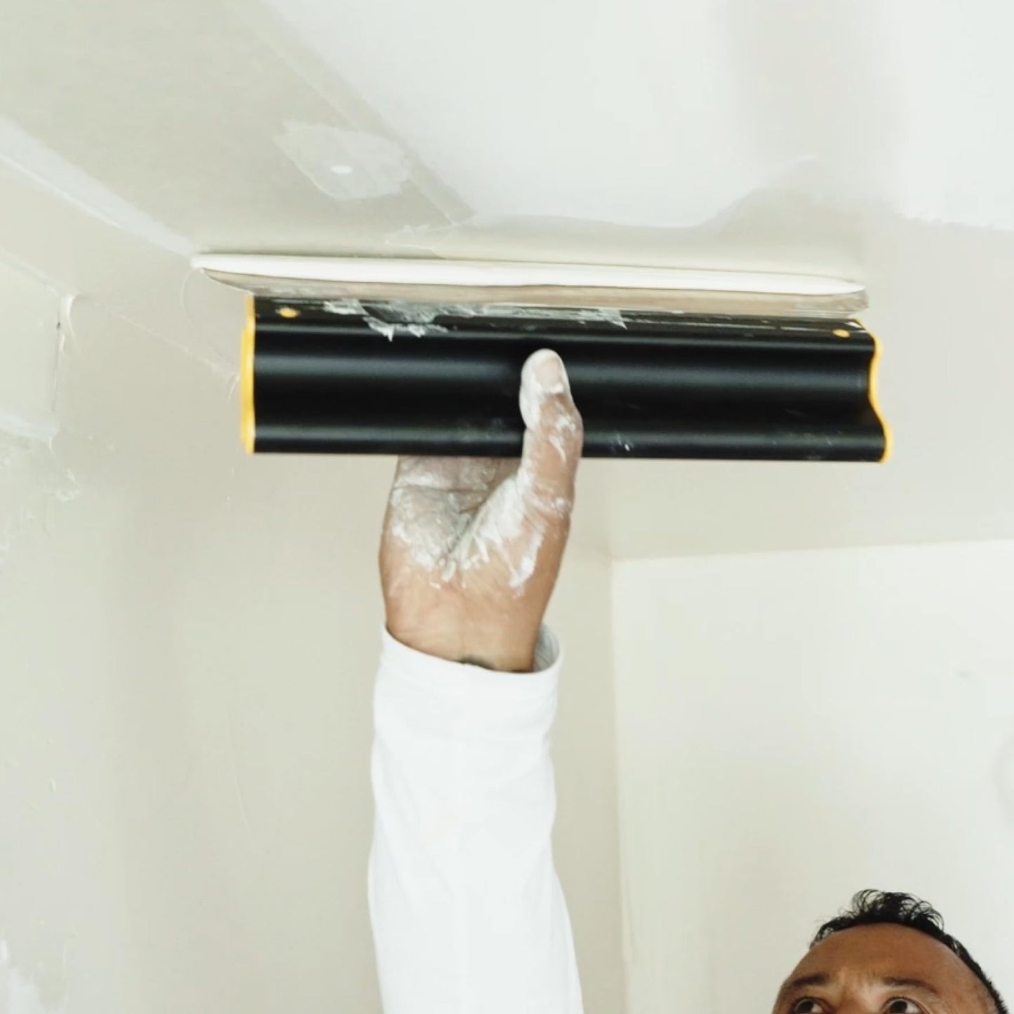 DEWALT Drywall Skimming Blade, 16-Inches | Pro-Grade | Extruded Aluminum & European Stainless Steel Construction | High-Impact End Caps | Sheetrock Gyprock Wall-Board Plasterboard | DXTT-2-916
