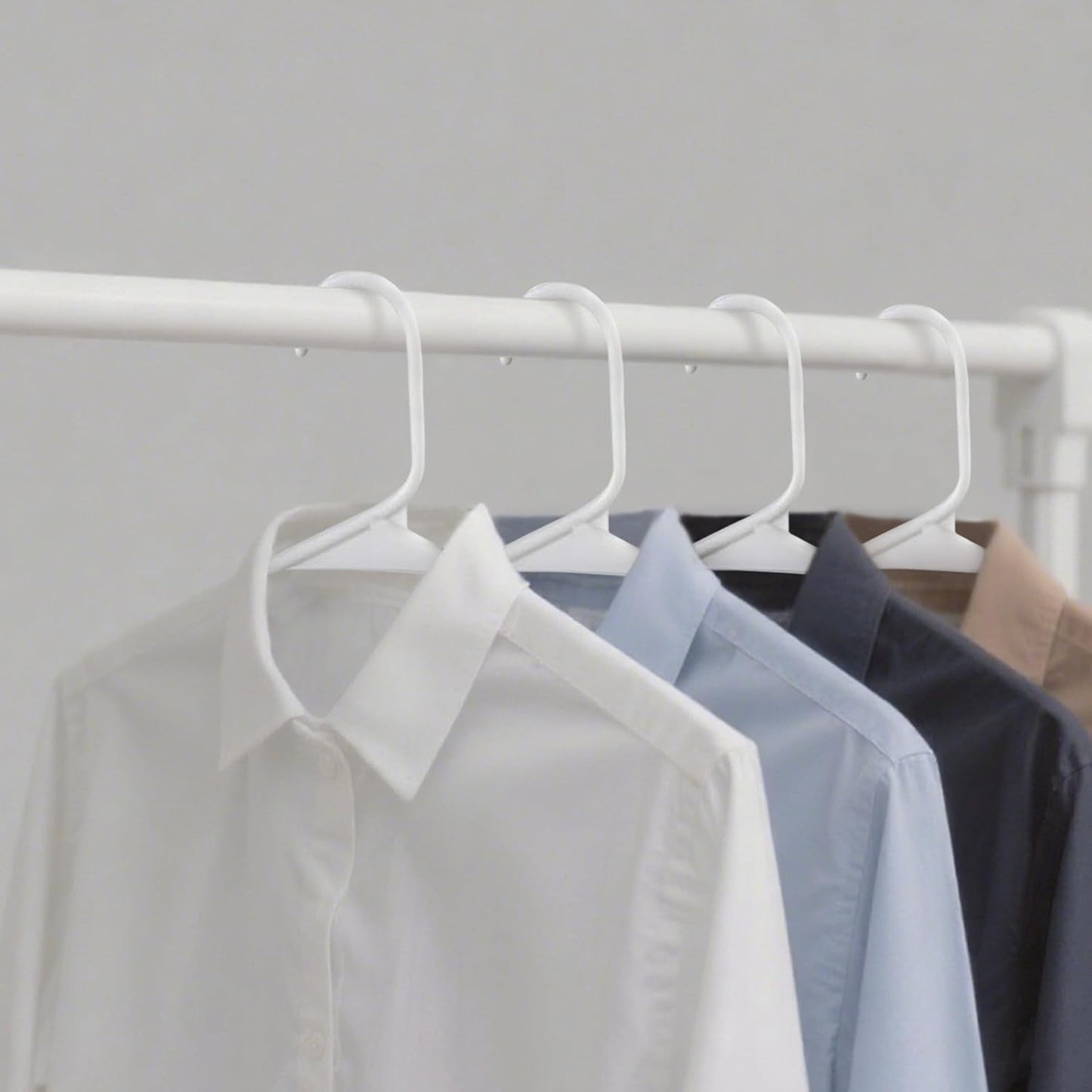 Skiennix 20-Pack White Plastic Clothes Hangers - Durable Space-Saving Design for Coats, Shirts & Dresses