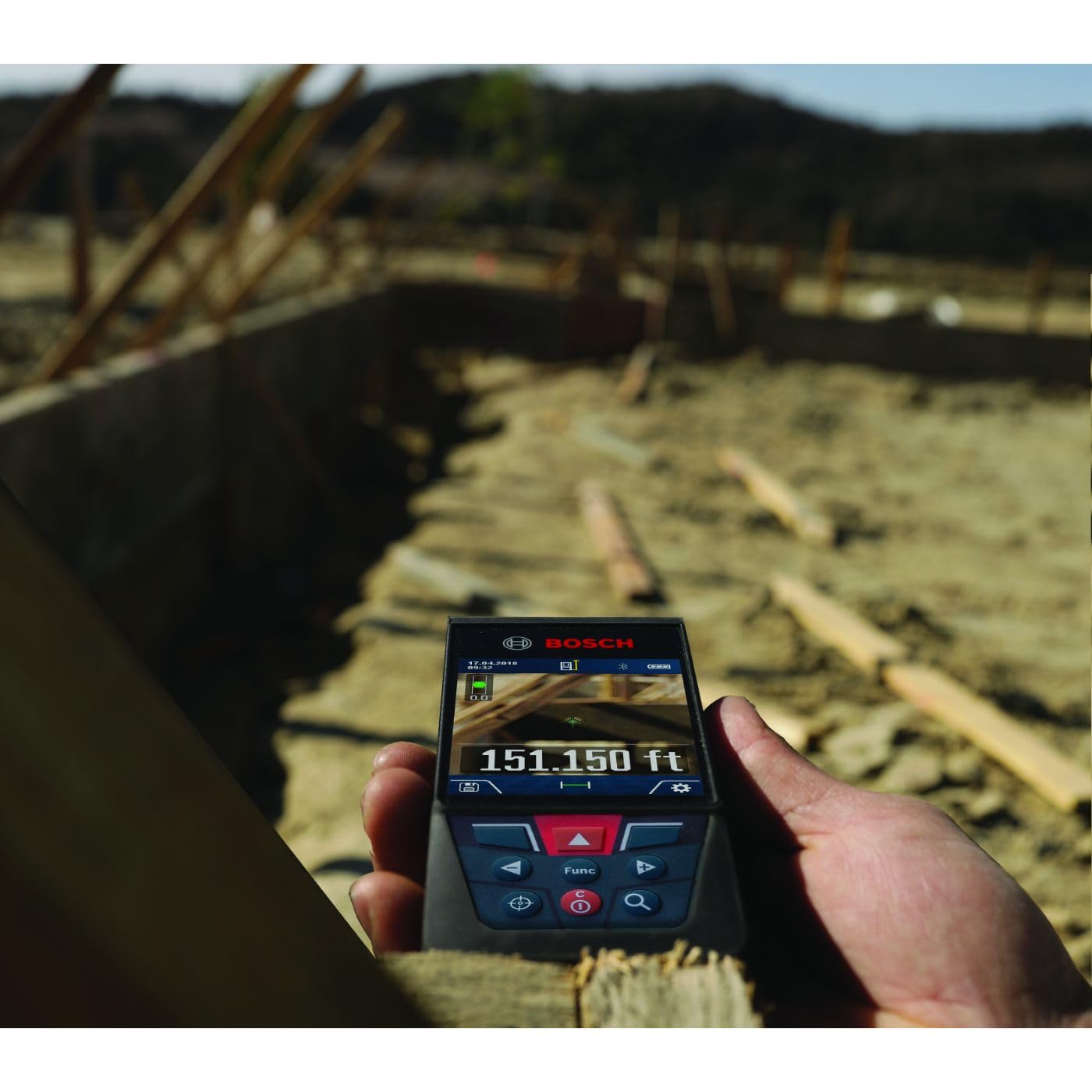 BOSCH GLM400C 400 Ft Blaze Outdoor Connected Laser Measure with Viewfinder, Includes 3 AA Batteries, Hand Strap, & Pouch