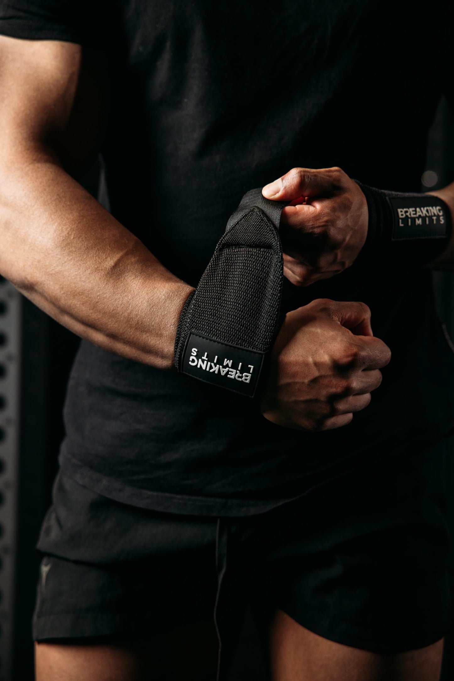 BREAKING LIMITS Set of Lifting Straps & Wrist Wraps - 2 Wrist Bandages, 2 Lifting Aids - Strength Training, Weight Lifting, Bodybuilding, Lift Training, Powerlifting, One Size | (Black)
