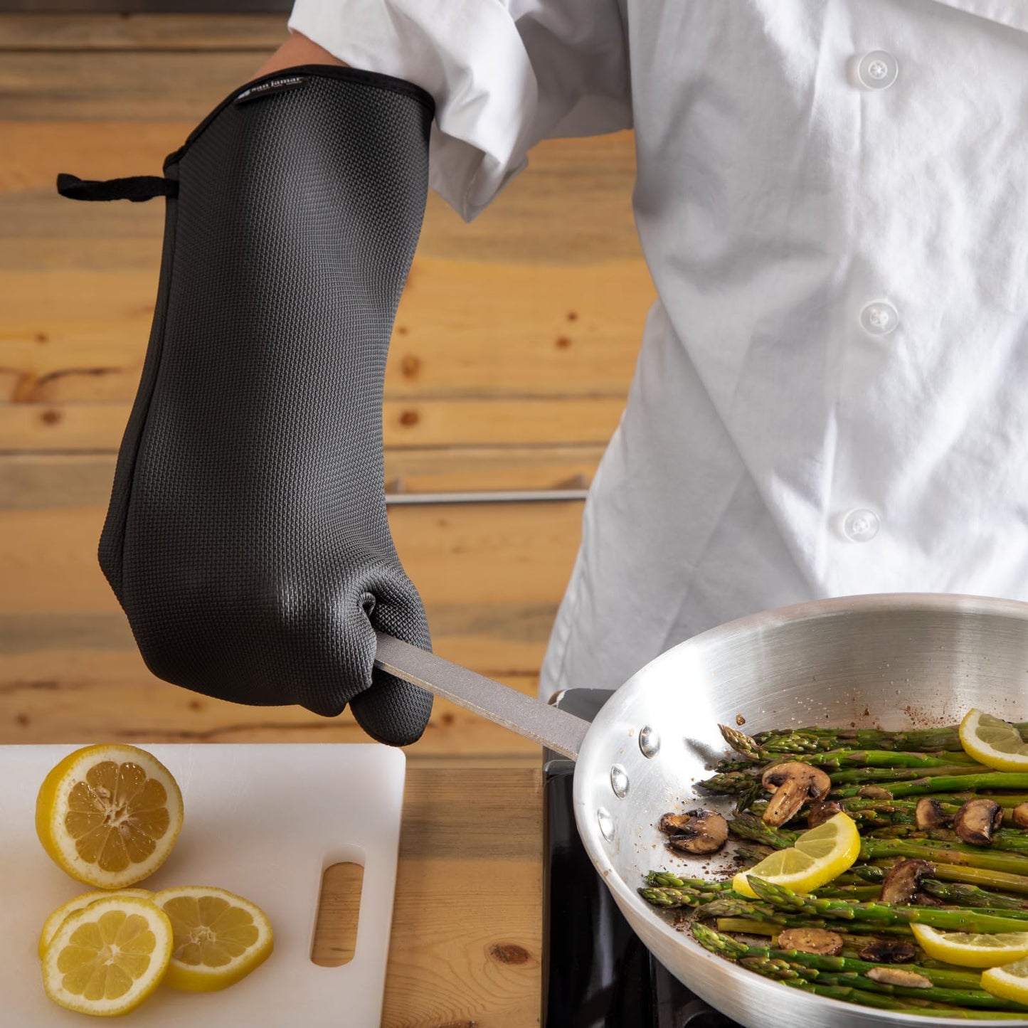 San Jamar Ultigrip Oven Mitt with Heat and Cold Protection for Cooking, Bakeries, Kitchens, And Restaurants, Neoprene, 17 Inches, Black, 1 Count