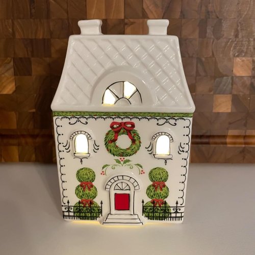 Cynkeyee Christmas House Décor - 6-Inch White Ceramic Village with Lights for Indoor Tabletop Display