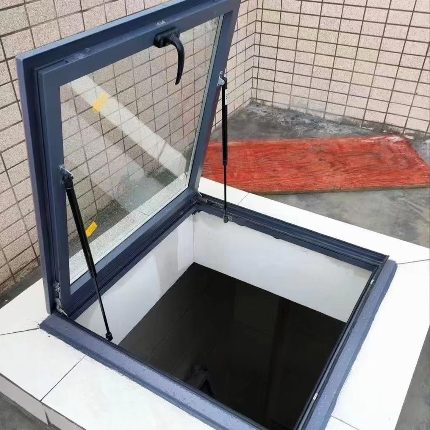 Skylight Roof Window, Tempered Glass Skylight Cover, Aluminum Alloy Frame & Hydraulic Rod, Egress Roof Window with Double-Layer Tempered Glass, for Roof, Attic, Basement, Sun Room(30.7*38.5in/78*98cm)
