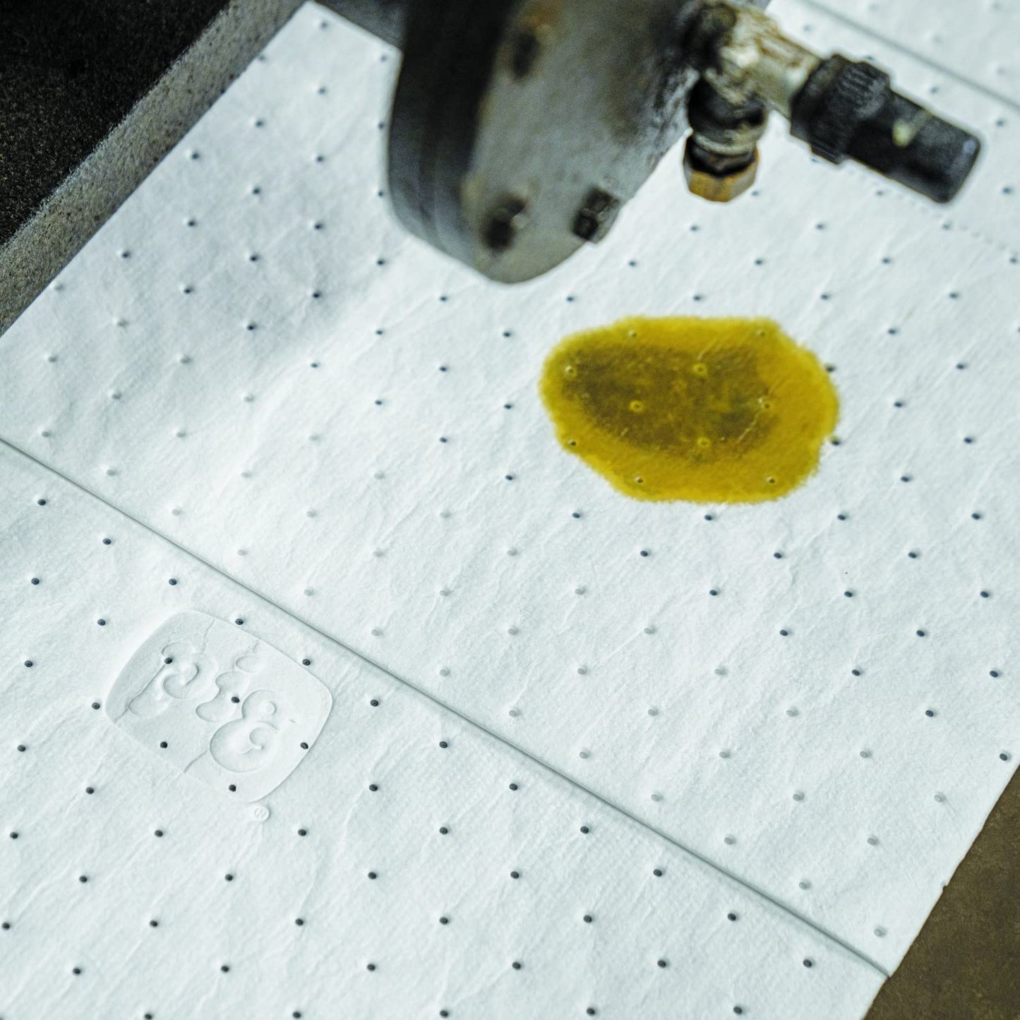 PIG Oil Mat - Oil-Only Absorbent Mat Pad - 200 Pads per Bag - 15" x 20" Pad - Absorbs up to 14 Ounces per Pad - MAT423
