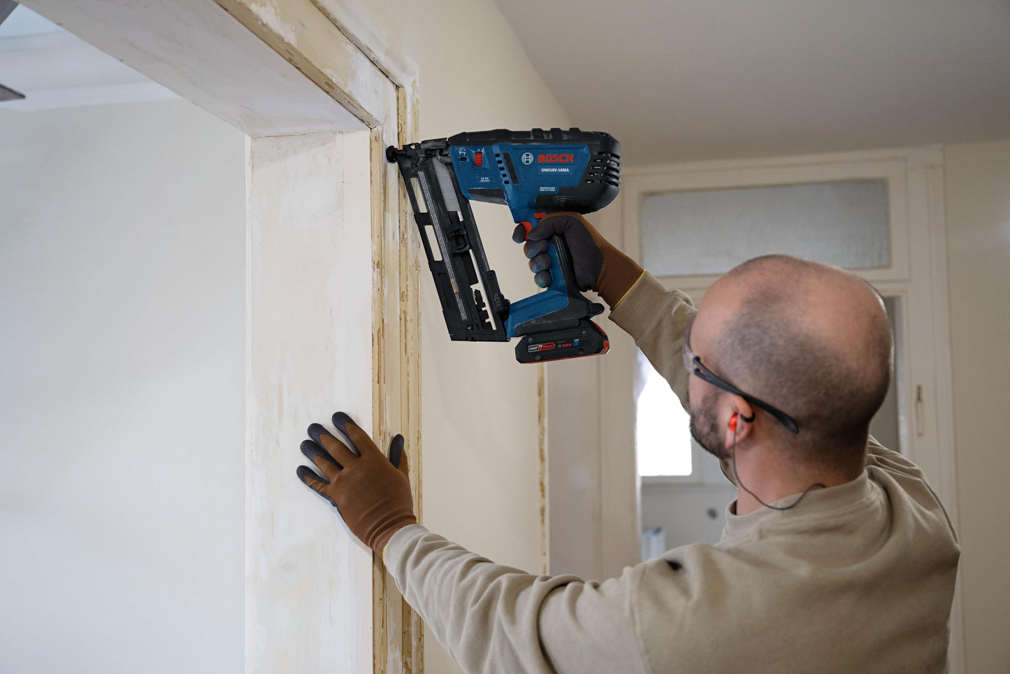 BOSCH GNH18V-16MAN 18V Brushless 16-Gauge Angled Finish Nailer - Fastens up to 1,600 Nails per Charge, One-Handed Activation, Tool-Free Jam Clearing, Belt Hook (Bare Tool)