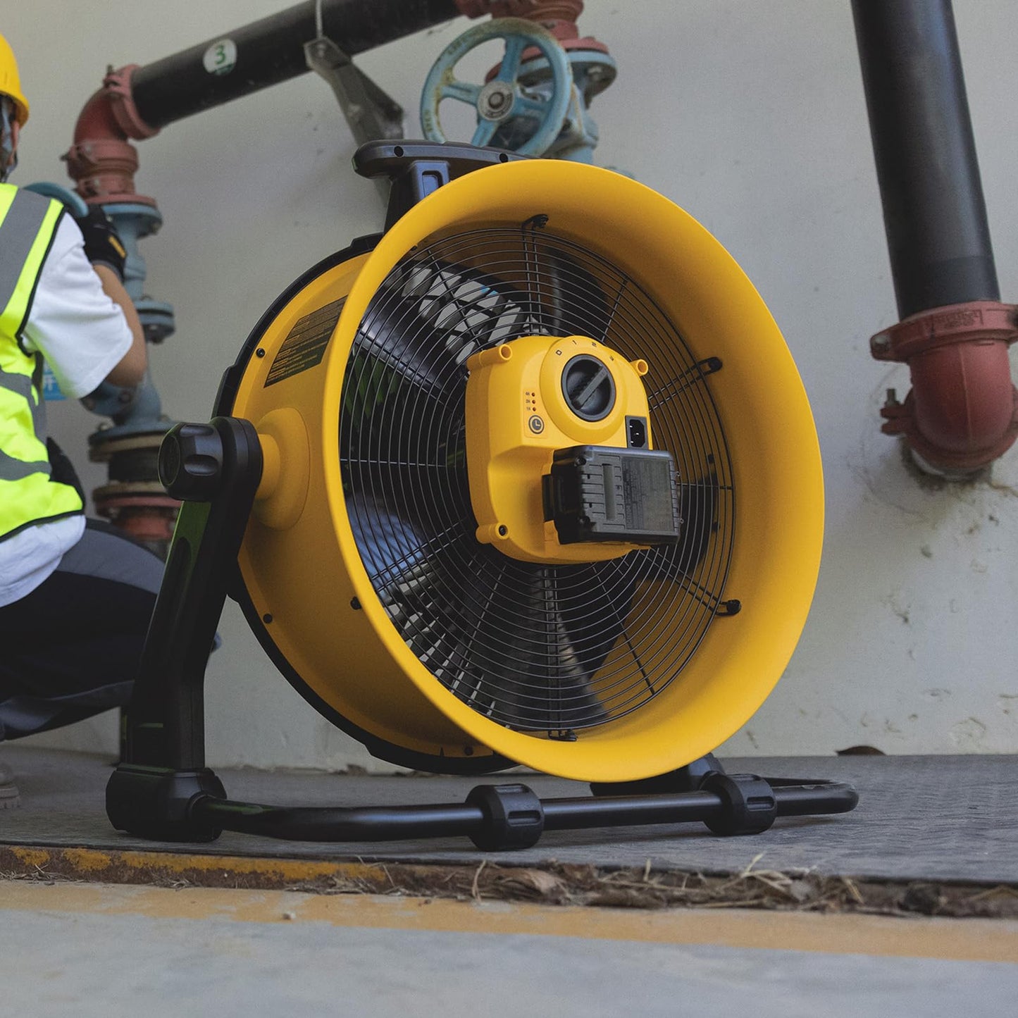 DEWALT Industrial High-Velocity Floor Fan with Battery & Charger, AC/DC Dual Power Supply, 270° Adjustable Tilt Design 3-Speed 4000 CFM 6 ft Cord 18-Inch Barrel Fan, DXF1850A