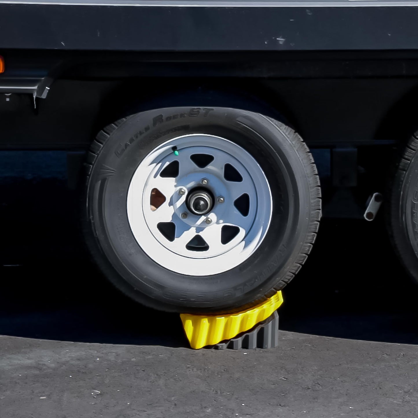 Camco Curved Camper/RV Leveler & Wheel Chock - Features Heavy Duty Honeycomb Design & Includes Non-Slip Rubber Grippers on Wheel Chock - Compatible w/Trailers Up to 30,000 lbs - 1-Pack (44423)