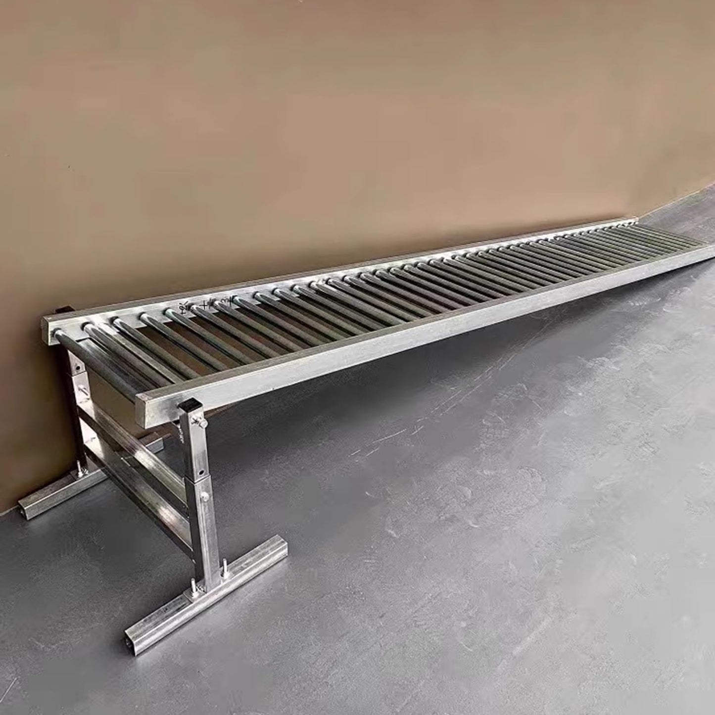 Adjustable Height Stainless Steel Gravity Conveyor for Warehouse Freight Handling & Unloading - Durable Rollers for Logs, Cartons & Woodworking - Silver, 40cm Width