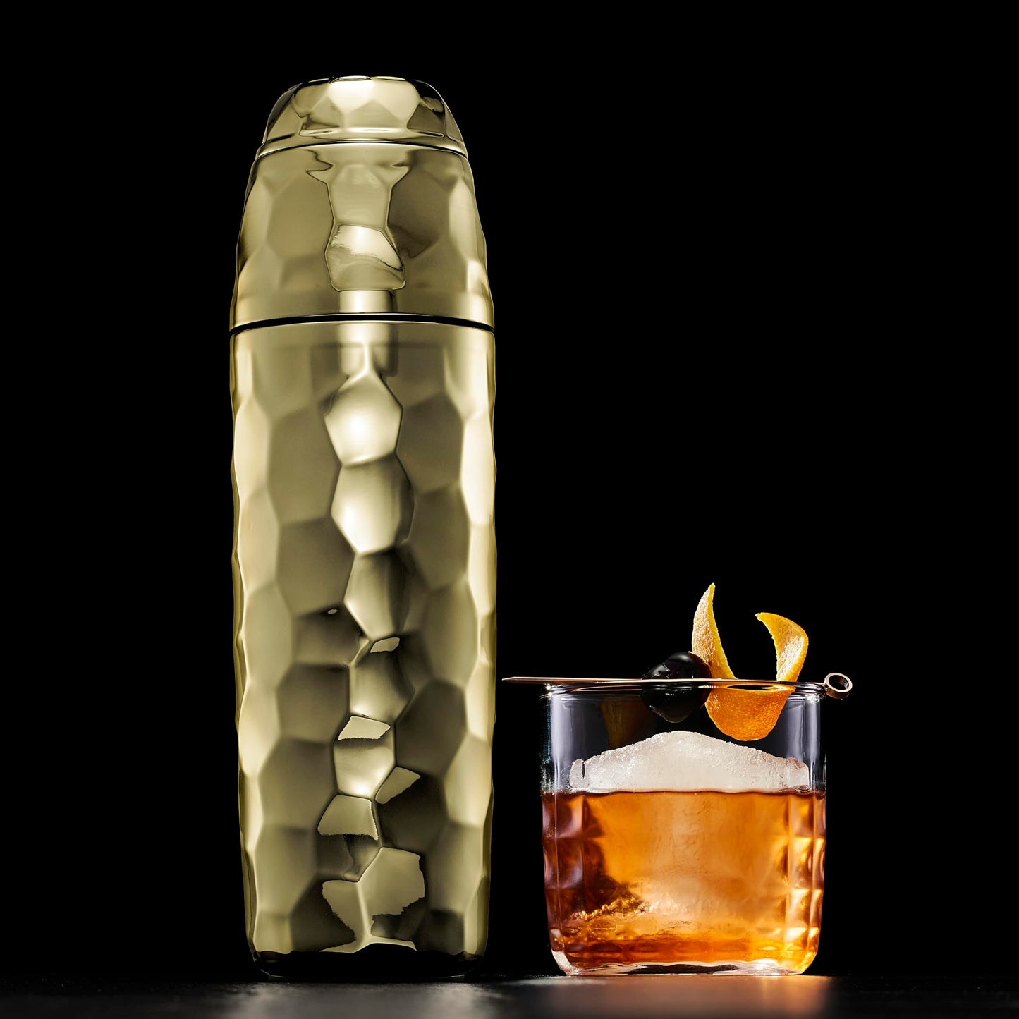 HexClad 25 oz Cocktail Shaker, Vacuum Insulated Bar Shaker with Built-In Jigger & Strainer, Leak-Proof, PVD Finish (Gold)
