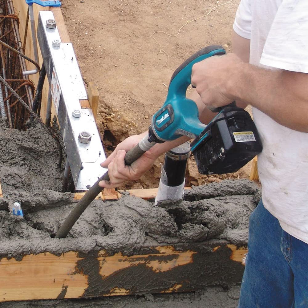 Makita XRV01T 18V LXT® Lithium-Ion Cordless 4' Concrete Vibrator Kit (5.0Ah)
