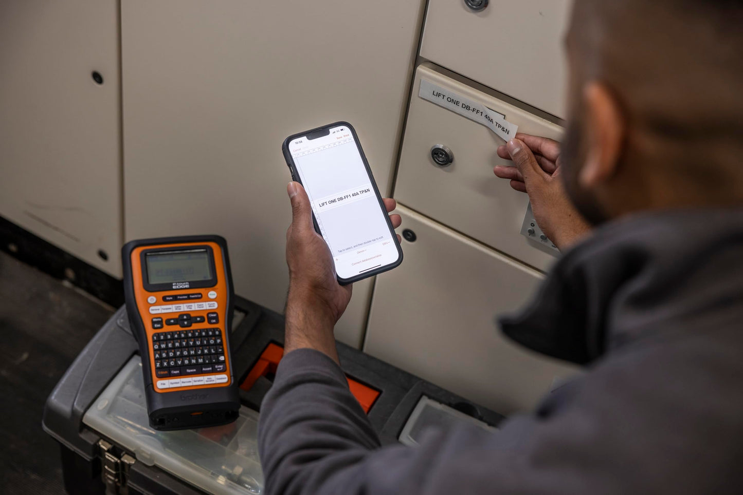 Brother PT-E560BTBP Contractor Kit: P-Touch Handheld Industrial Label Printer with Bluetooth & Dual Auto-Cutter Plus 6 Tapes (up to 24mm Labels)