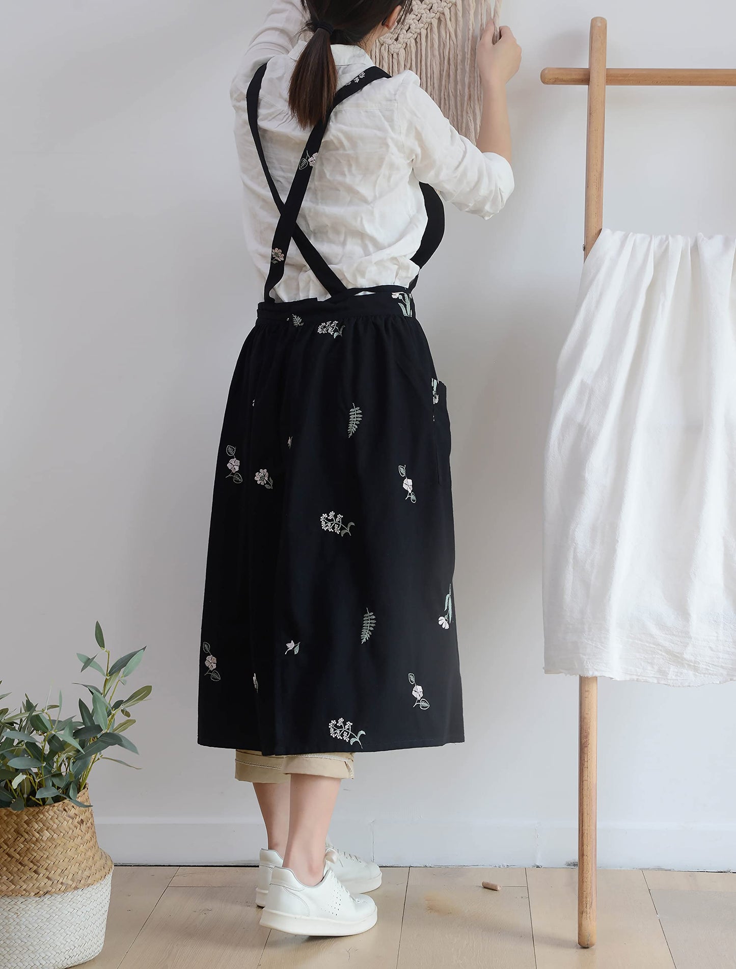 losofar Embroidered Cotton Pleated Apron Retro Waterdrop Proof Garden Cleaning Pinafore Dress (Floral Black, 103cmx86cm)