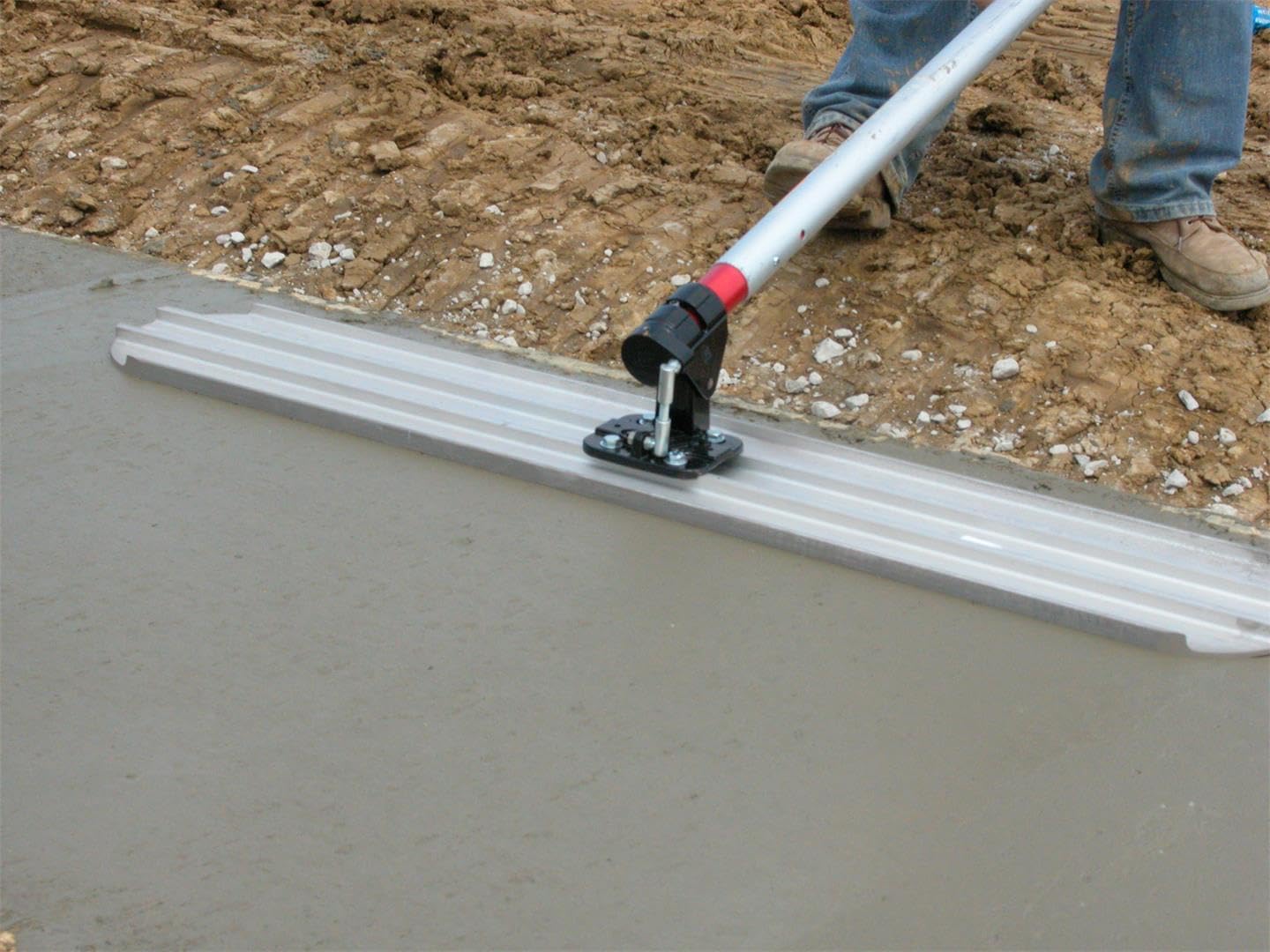 MARSHALLTOWN QLT 48 Inch Magnesium Bull Float with Rock-It 2.0 Bracket, Extruded Alloy Blade, Round End, Concrete Bull Float for Finishing, Concrete Tools, Made in USA, MB48RR