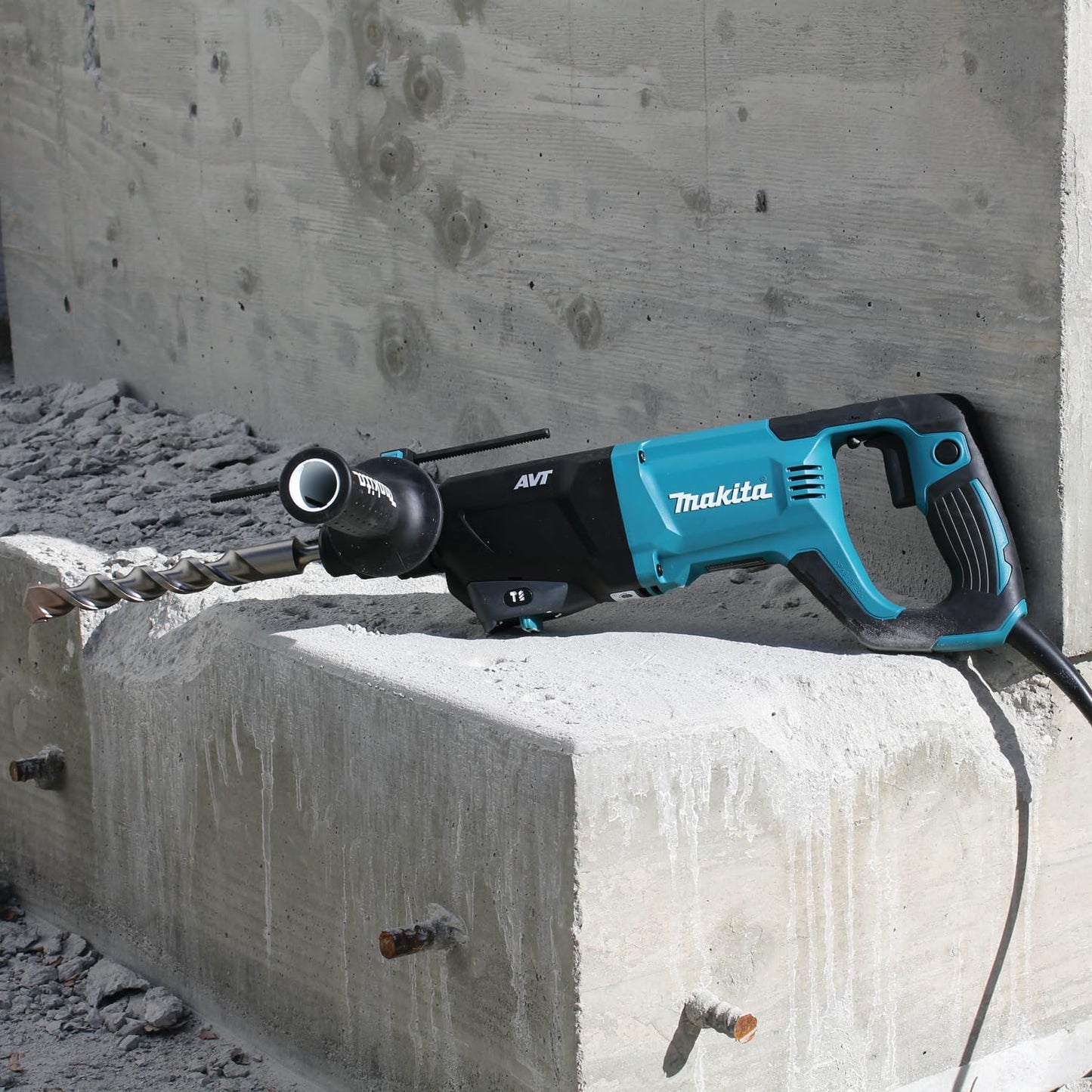 Makita HR2641-R 1 in. AVT SDS-Plus D-Handle Rotary Hammer (Renewed)
