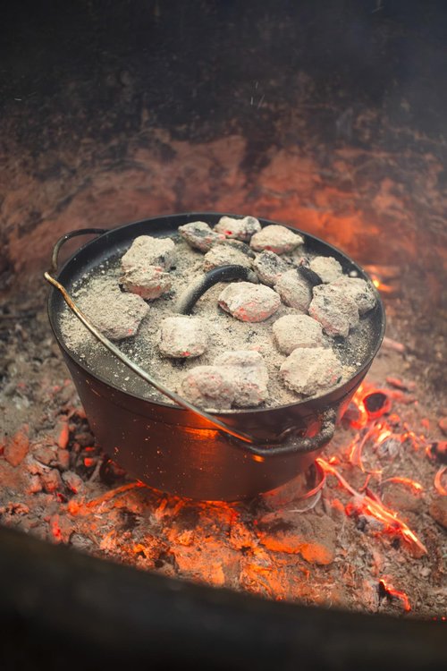 GSI Outdoors Guidecast 5qt Dutch Oven | Cast Iron Dutch Oven for Camping, Cabin and Home Kitchen