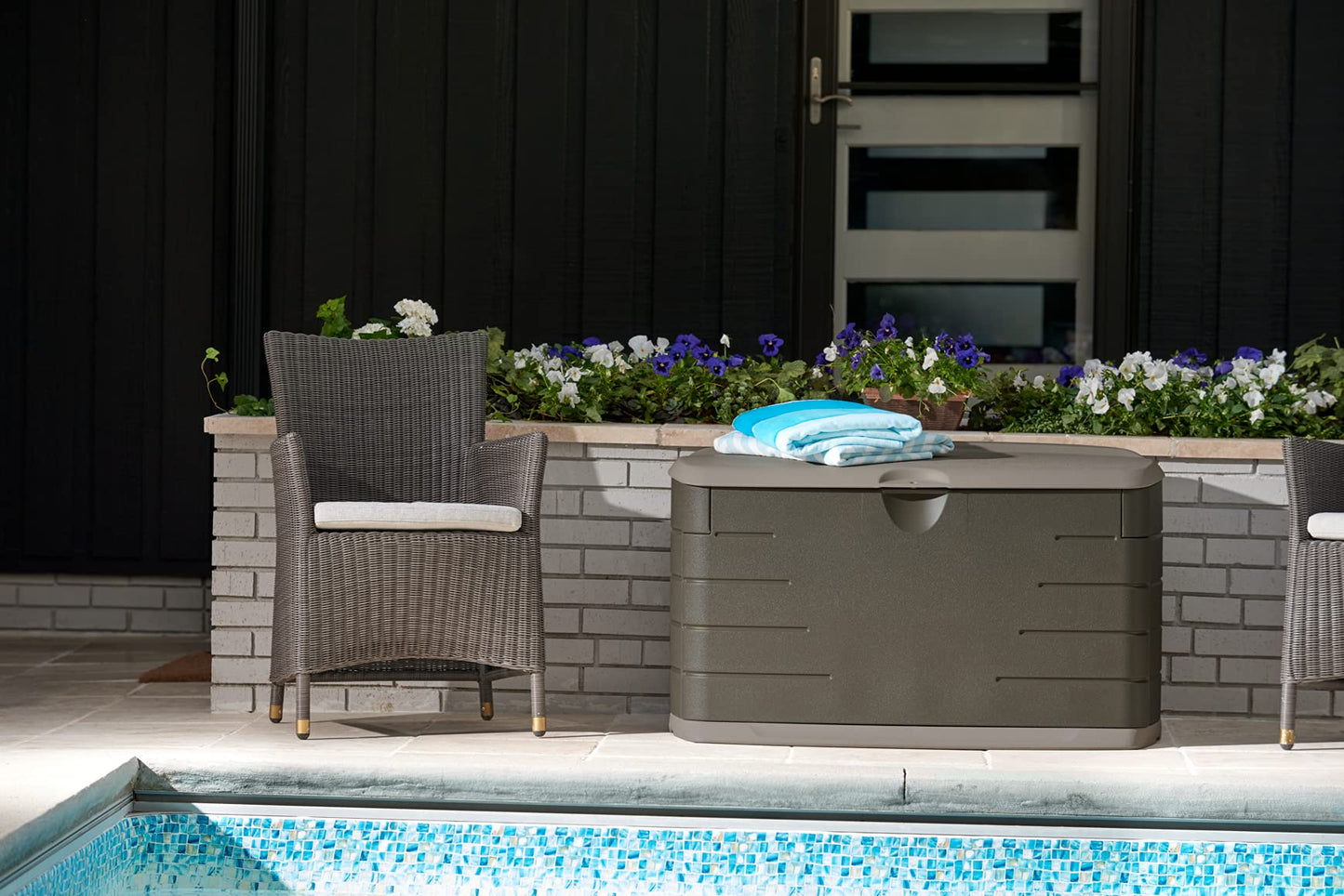 Rubbermaid Medium Resin Outdoor Storage Deck Box (73 Gal), Weather Resistant, Brown, Deck Organization for Home/Backyard/Pool Chemicals/Toys/Garden Tools/Porch/Patio Cushions