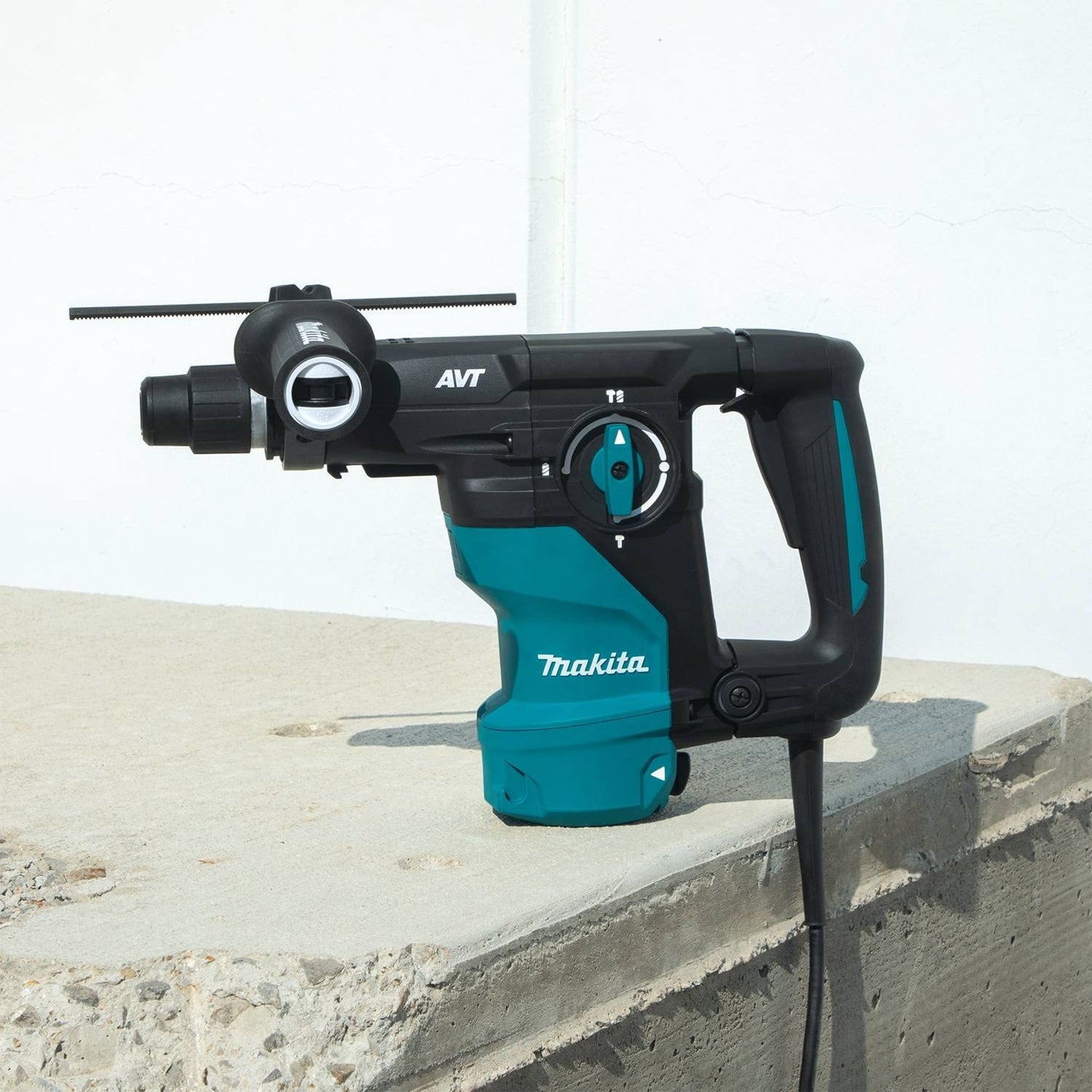 Makita HR3011FCK 1-3/16'' AVT® Rotary Hammer, accepts SDS-PLUS bits (L-Shape)
