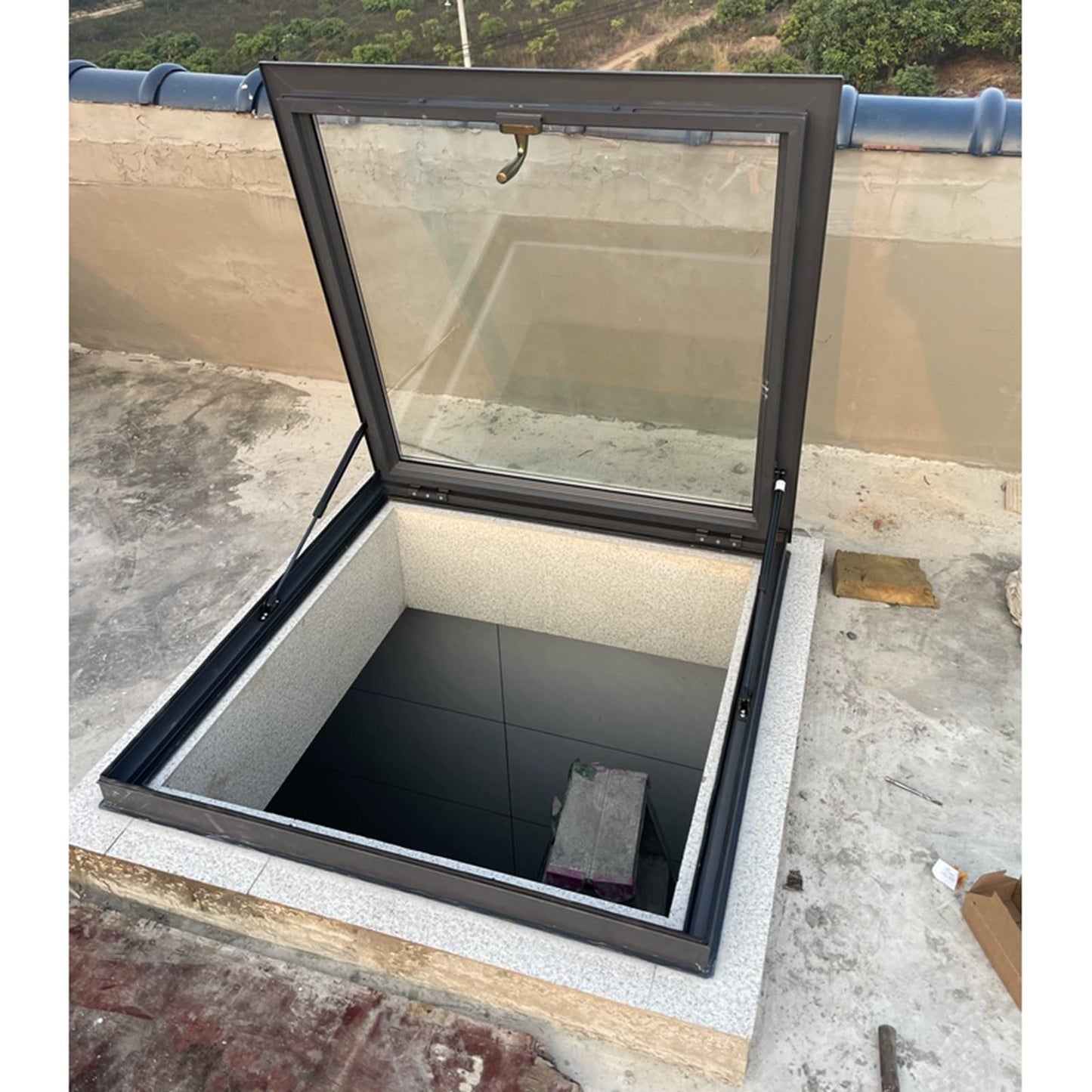 Energy Efficient Venting Skylight for Sloped & Flat Roofs, 75x90cm Tempered Glass & Aluminum Frame, Ideal for Home & Warehouse Use, Durable & Stylish Design