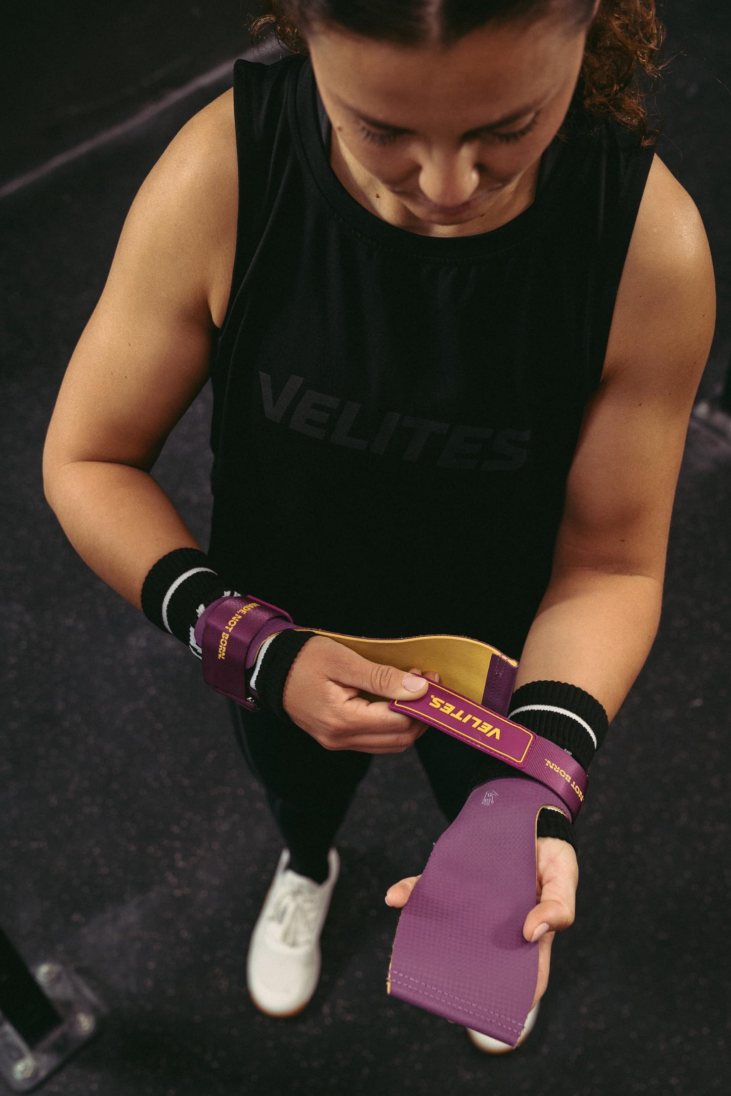 Velites - Official CrossFit® Games Quad Ultra Grips - Size M Color Purple Mustard - No chalk and smooth bars - Wristbands and carry bag included - Pull-ups, muscle-ups and toes to bar