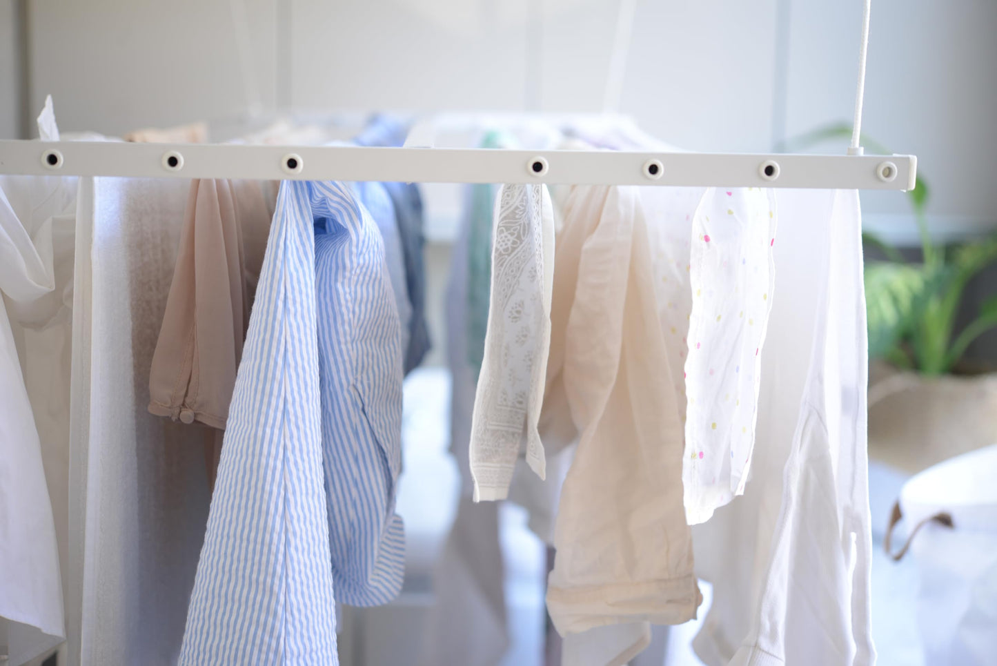 Höllsen Ceiling Mounted Pulley Drying Rack – Medium Aluminum Clothesline for Everyday Laundry – Compact, Space-Saving Design (55.12" x 23.6")