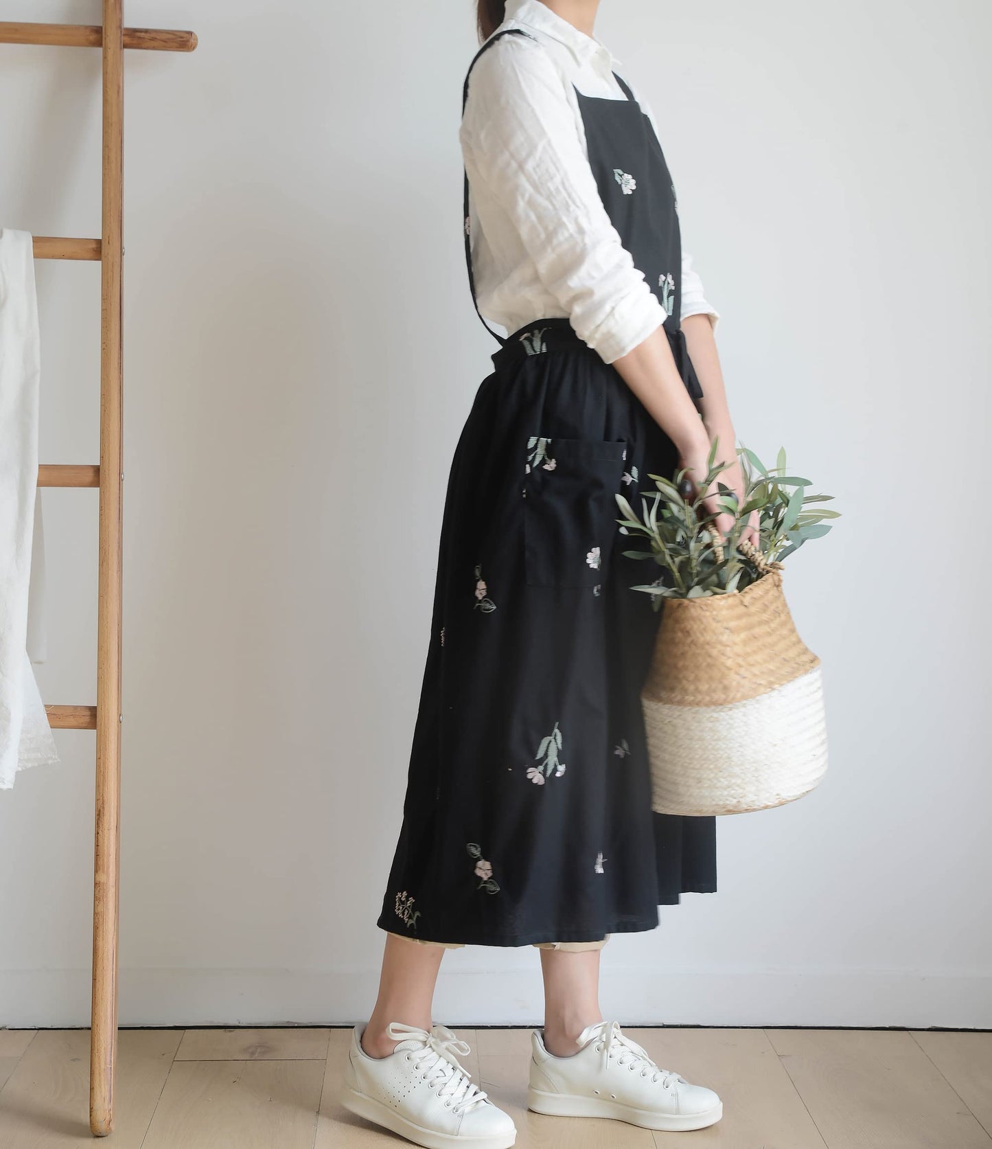 losofar Embroidered Cotton Pleated Apron Retro Waterdrop Proof Garden Cleaning Pinafore Dress (Floral Black, 103cmx86cm)
