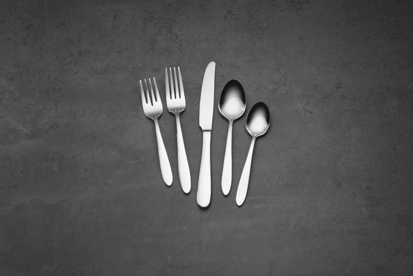 Oneida Silverware Set, Mooncrest 65-Piece Everyday Flatware Set, Service For 12, 18/0 Stainless Steel, Rust Resistant And Dishwasher Safe, Knives Spoons And Forks, Utensils (Silver, 65 Piece)