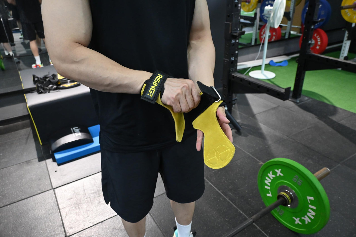 RISINGFIT Weight Lifting Wrist Strap,Double Layer Leather Weightlifting Wrist Strap for Deadlift and Powerlifting, Adjustable Neoprene Padded Gym Workout Lifting Wrist Hooks for Men/Women(Pair)